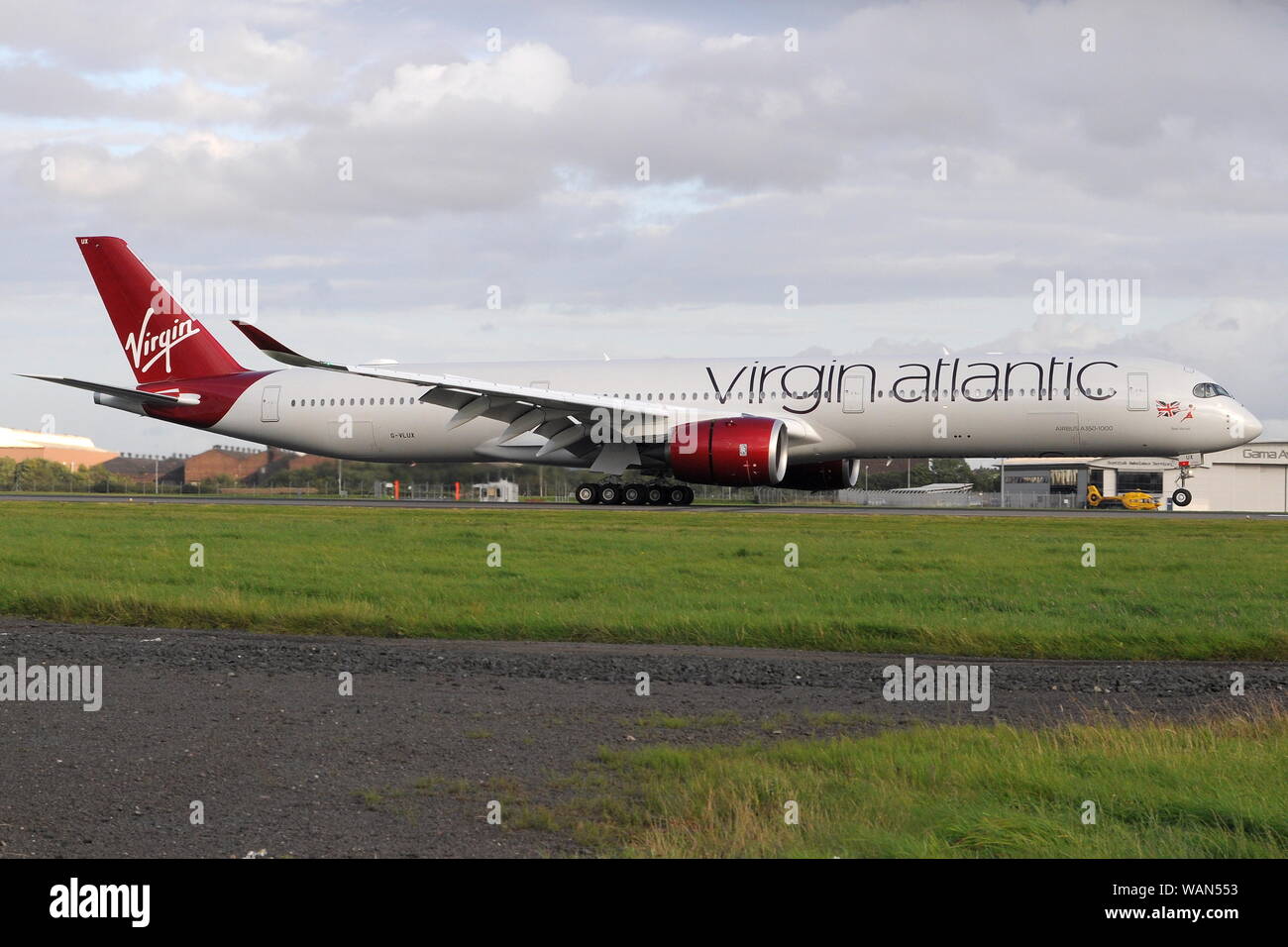 VIRGIN ATLANTIC'S PRIMER AIRBUS A350-1000, G-VLUX. Foto de stock