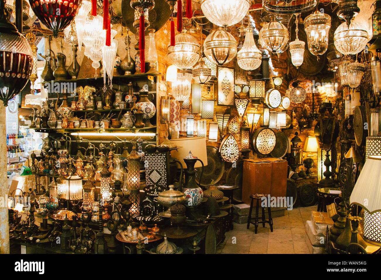 Interior de una lámpara de araña y una tienda de antigüedades con lámparas enciende las lámparas lot Foto de stock
