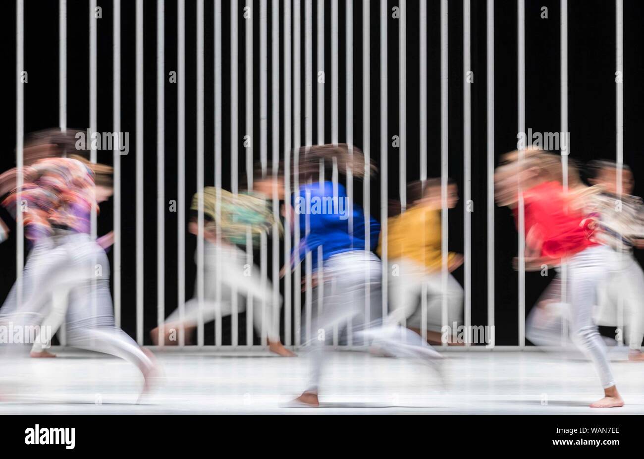 Edimburgo, Escocia, Reino Unido. 21 Aug, 2019. Una pieza de danza que se ve detrás de las máscaras de la violencia y el machismo a la vida interior de Belfast, hombres duros y mujeres fuertes. Emitidos en cuatro episodios, difícil de ser blandos características solos de Oona Doherty, un guerrero-como el hip-hop, y un grupo de baile coreografiado wrestling match para un dúo masculino. Utilizando ricos, a veces inquietantes imágenes de la vida en las calles de Belfast y rituales religiosos, y dentro de una enorme jaula reluciente, contrasta con la potencia sorprendente quietud meditativa. Crédito: ricos Dyson/Alamy Live News Foto de stock