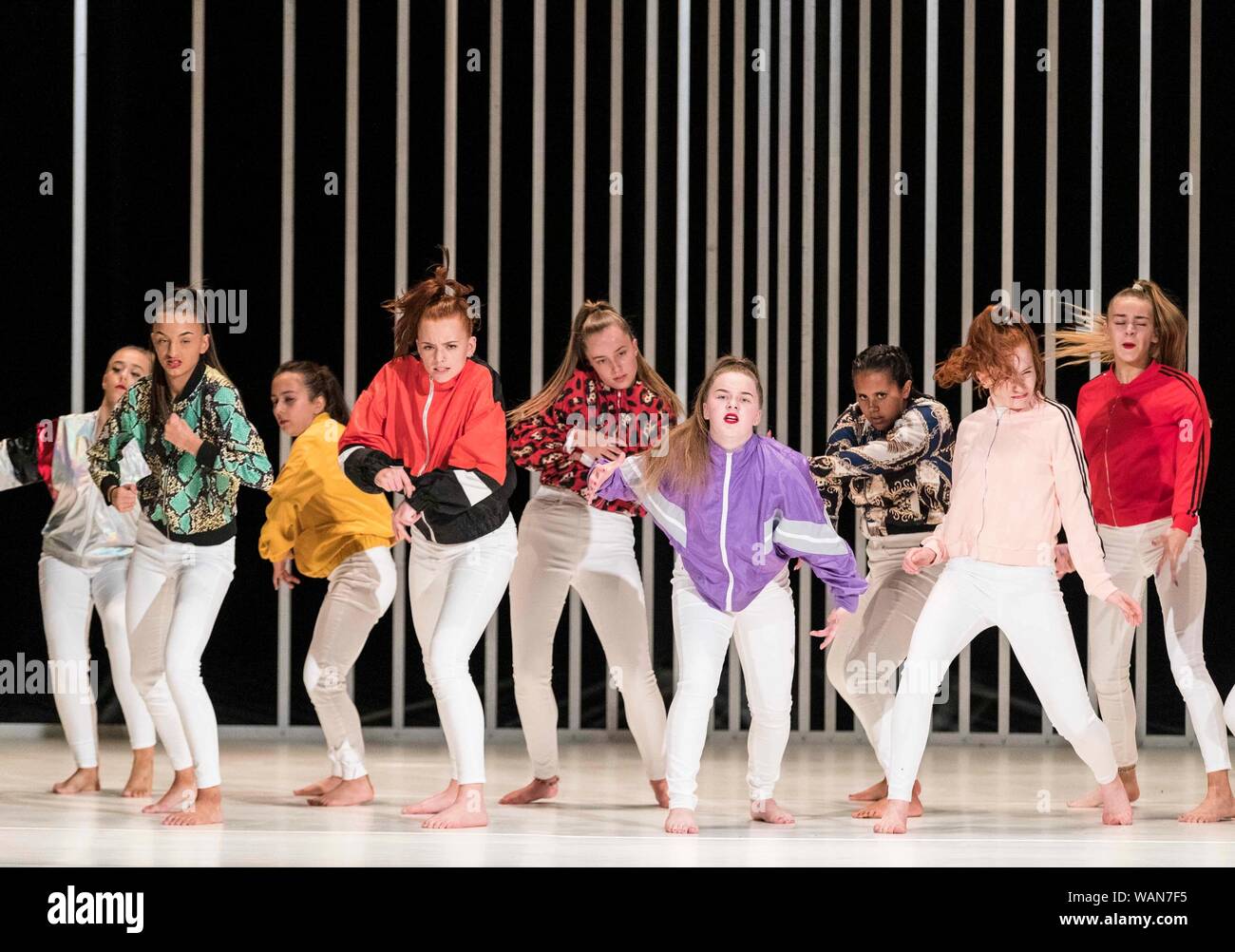 Edimburgo, Escocia, Reino Unido. 21 Aug, 2019. Una pieza de danza que se ve detrás de las máscaras de la violencia y el machismo a la vida interior de Belfast, hombres duros y mujeres fuertes. Emitidos en cuatro episodios, difícil de ser blandos características solos de Oona Doherty, un guerrero-como el hip-hop, y un grupo de baile coreografiado wrestling match para un dúo masculino. Utilizando ricos, a veces inquietantes imágenes de la vida en las calles de Belfast y rituales religiosos, y dentro de una enorme jaula reluciente, contrasta con la potencia sorprendente quietud meditativa. Crédito: ricos Dyson/Alamy Live News Foto de stock