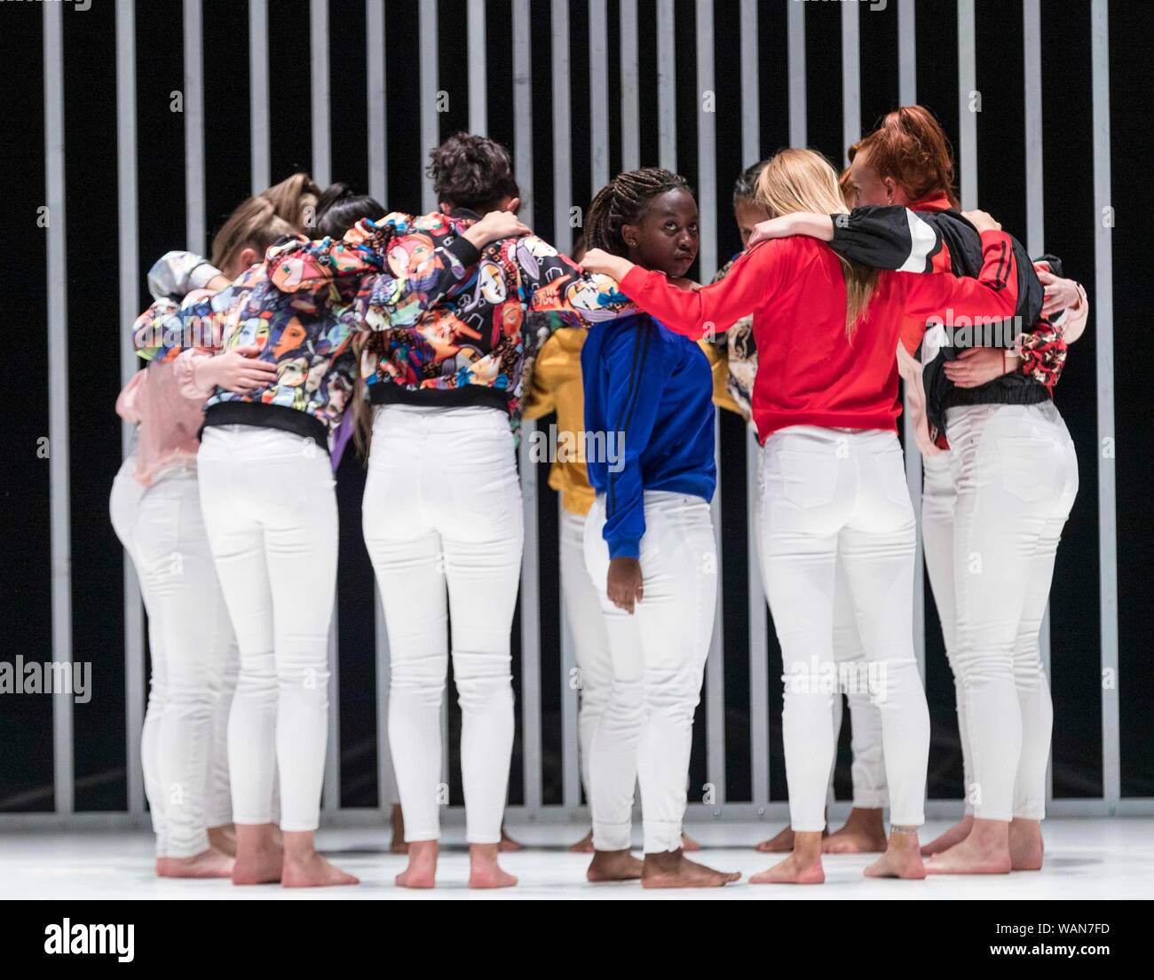 Edimburgo, Escocia, Reino Unido. 21 Aug, 2019. Una pieza de danza que se ve detrás de las máscaras de la violencia y el machismo a la vida interior de Belfast, hombres duros y mujeres fuertes. Emitidos en cuatro episodios, difícil de ser blandos características solos de Oona Doherty, un guerrero-como el hip-hop, y un grupo de baile coreografiado wrestling match para un dúo masculino. Utilizando ricos, a veces inquietantes imágenes de la vida en las calles de Belfast y rituales religiosos, y dentro de una enorme jaula reluciente, contrasta con la potencia sorprendente quietud meditativa. Crédito: ricos Dyson/Alamy Live News Foto de stock