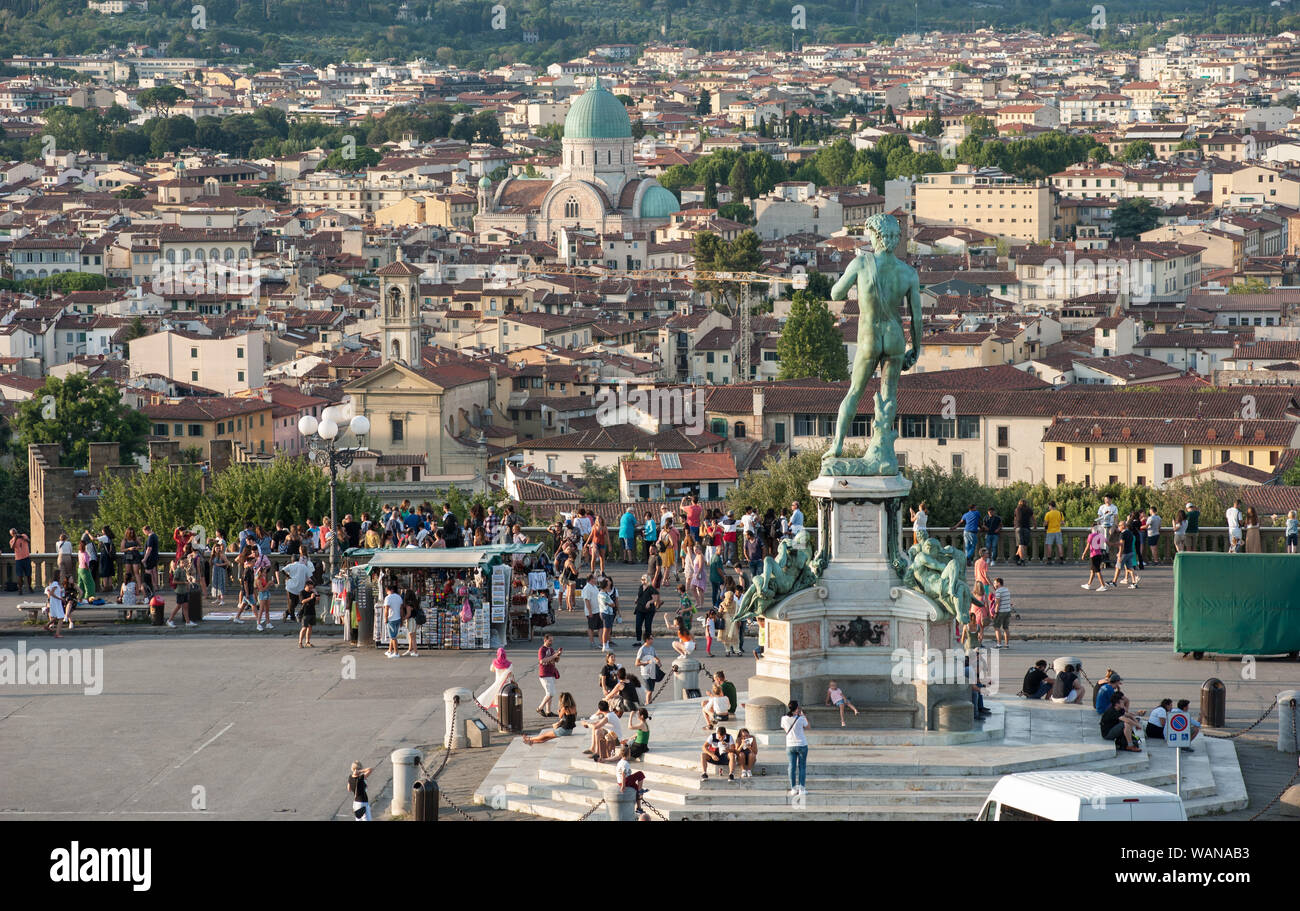 Florencia, Italia - 2019 16 de agosto: David estatua en Piazzale Michelangelo.turistas y visitantes recorren la plaza en un día de verano. Foto de stock