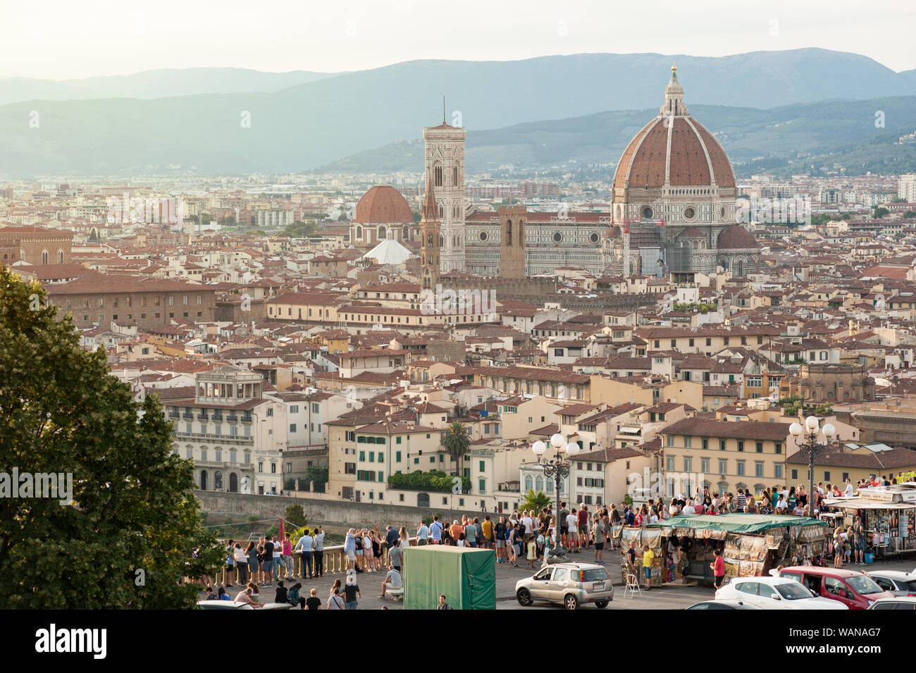 Florencia, Italia - 2019, el 16 de agosto: Piazzale Michelangelo con vistas al horizonte de la ciudad, en un día de verano, vista desde el balcón que domina toda la terraza. Foto de stock