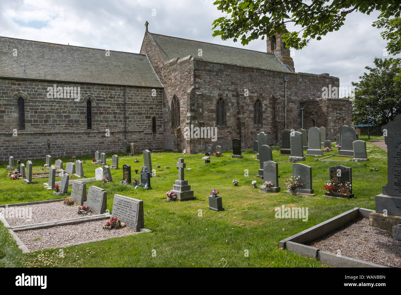 Iglesia parroquial de Santa María a la Virgen en la isla sagrada de Lindisfarne en Northumberland, Reino Unido Foto de stock