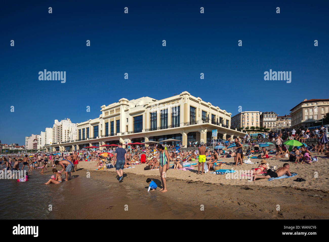 El Casino Municipal y la gran playa de Biarritz (Pirineos Atlánticos - Francia). Este espacio saluda a la Cumbre del G7 de 2019 del 24 al 26 de agosto. Foto de stock
