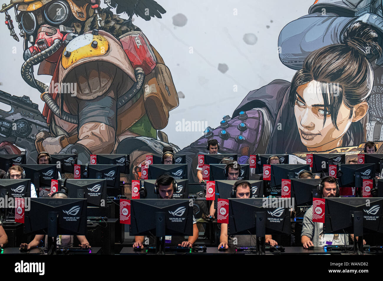 Colonia, Alemania. 20 Aug, 2019. Gamescom 2019: Los visitantes están jugando el juego Battle Royale leyendas Apex por publisher Electronic Arts. Gamescom feria más grande del mundo de los videojuegos y juegos de ordenador, en el recinto ferial de Colonia en Colonia, Alemania, del 20 al 24 de agosto de 2019. Photocredit: Christian Lademann Foto de stock