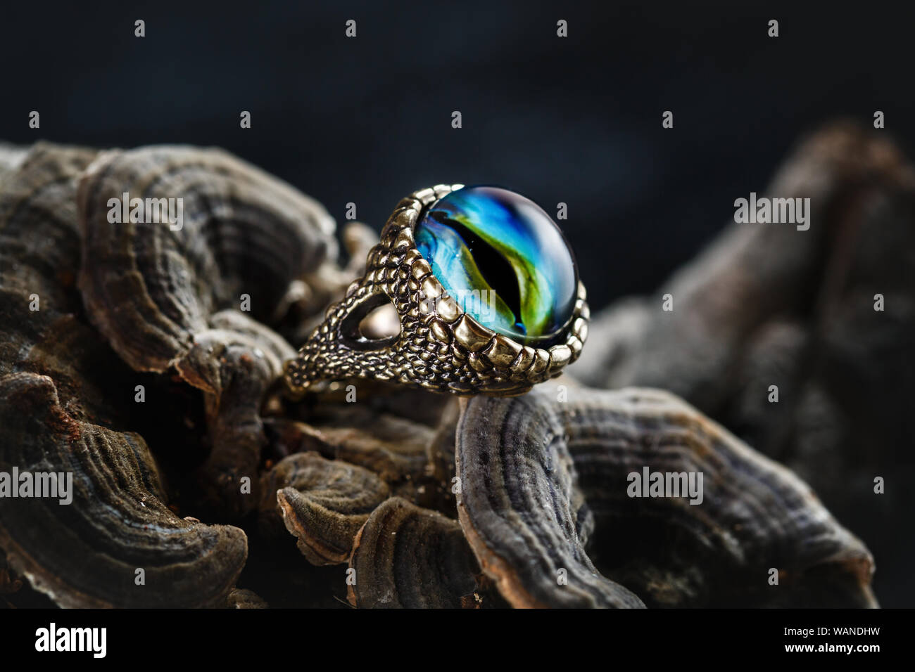 Creative anillo con ojo de dragón hecha de vidrio, lampwork joyas  Fotografía de stock - Alamy