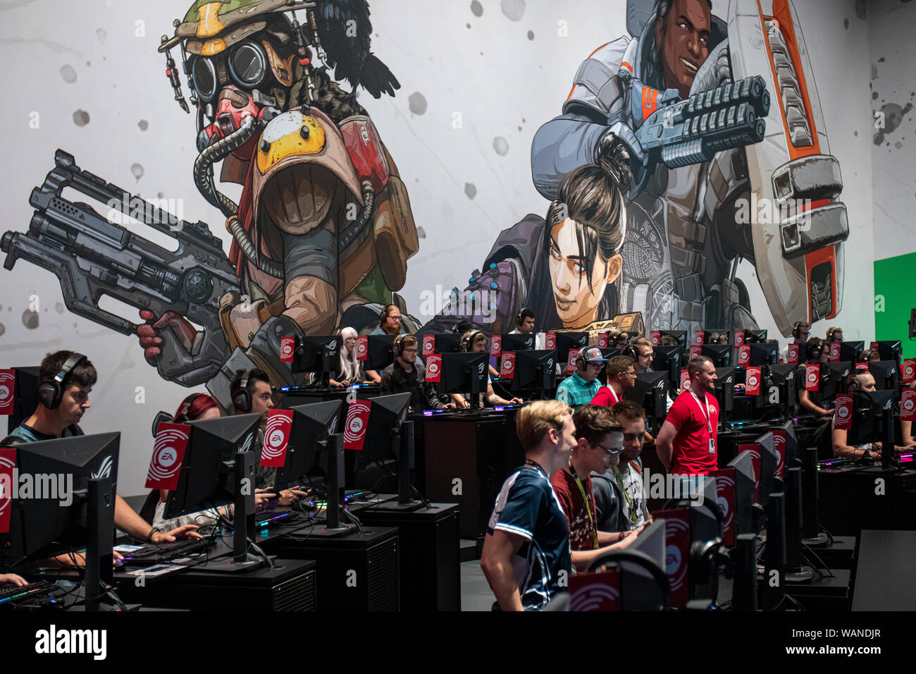 Colonia, Alemania. 20 Aug, 2019. Gamescom 2019: Los visitantes están jugando el juego Battle Royale leyendas Apex por publisher Electronic Arts. Gamescom feria más grande del mundo de los videojuegos y juegos de ordenador, en el recinto ferial de Colonia en Colonia, Alemania, del 20 al 24 de agosto de 2019. Photocredit: Christian Lademann Foto de stock