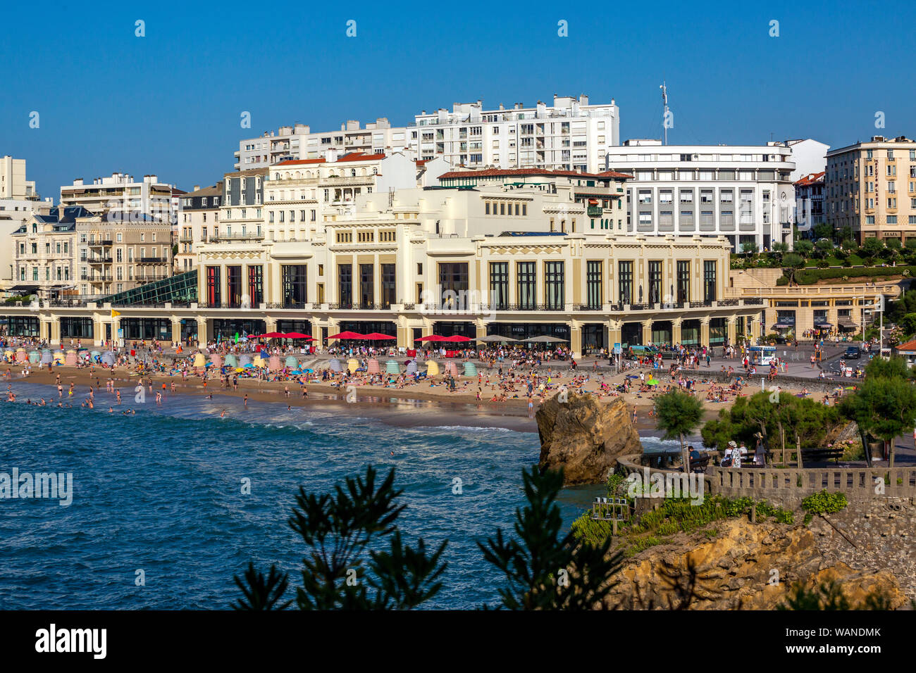 El Casino Municipal y la gran playa de Biarritz (Pirineos Atlánticos - Francia). Este espacio saluda a la Cumbre del G7 de 2019 del 24 al 26 de agosto. Foto de stock