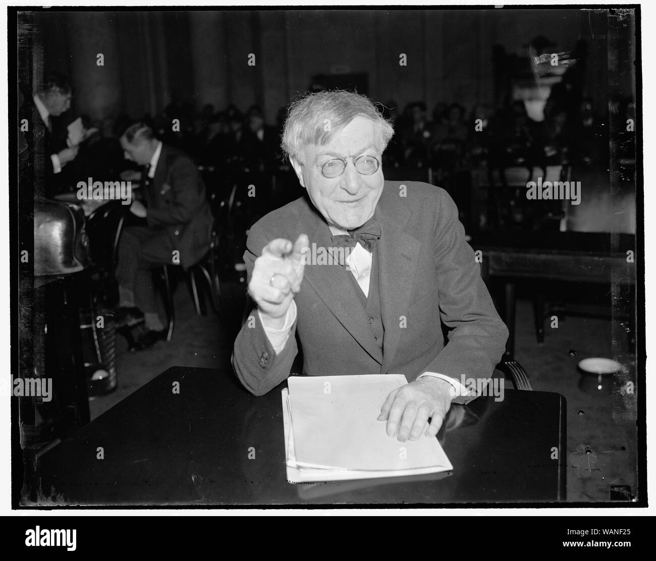 Plan de reforma judicial hostil a la Constitución. Washington, D.C., el 5 de abril. Frank H. Sommer, Decano de la Escuela de Derecho de la Universidad de Nueva York, denunciando el presidente del Poder Judicial plan ante el Comité Judicial del Senado hoy. Declaró que aunque el plan se ajusta a la letra de la Constitución, es claramente hostil t[...] propuso enmiendas constitucionales en lugar del plan, 4/5/1937 Foto de stock