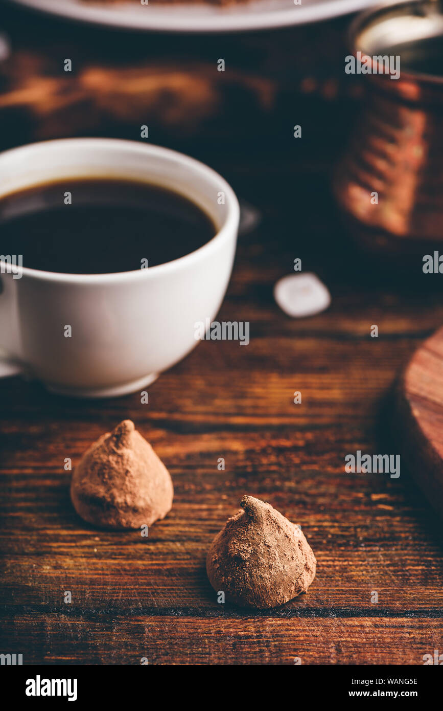 Trufas de chocolate caseras recubierto con café negro Foto de stock