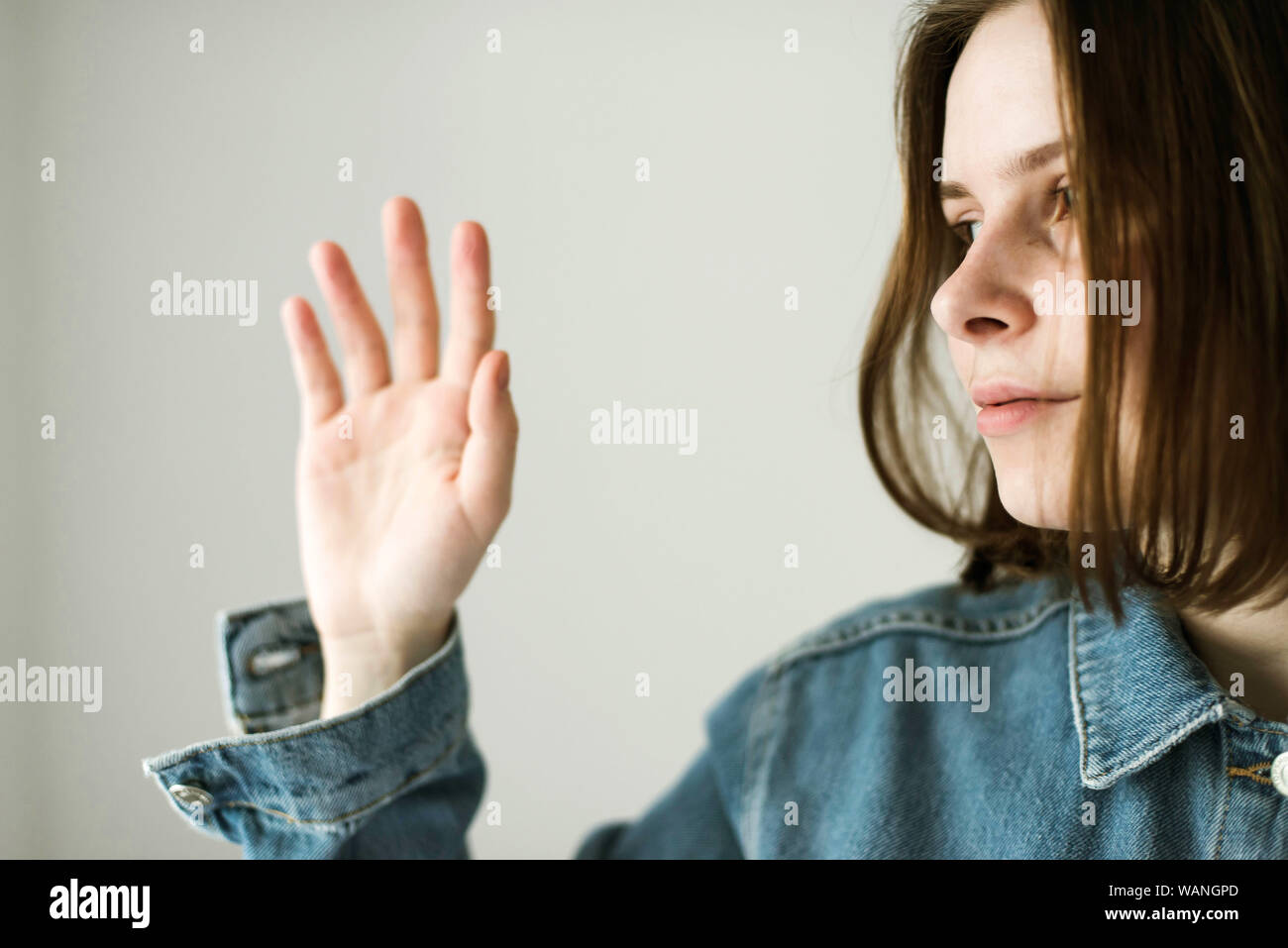 Retrato de mujer contra el fondo blanco. Foto de stock