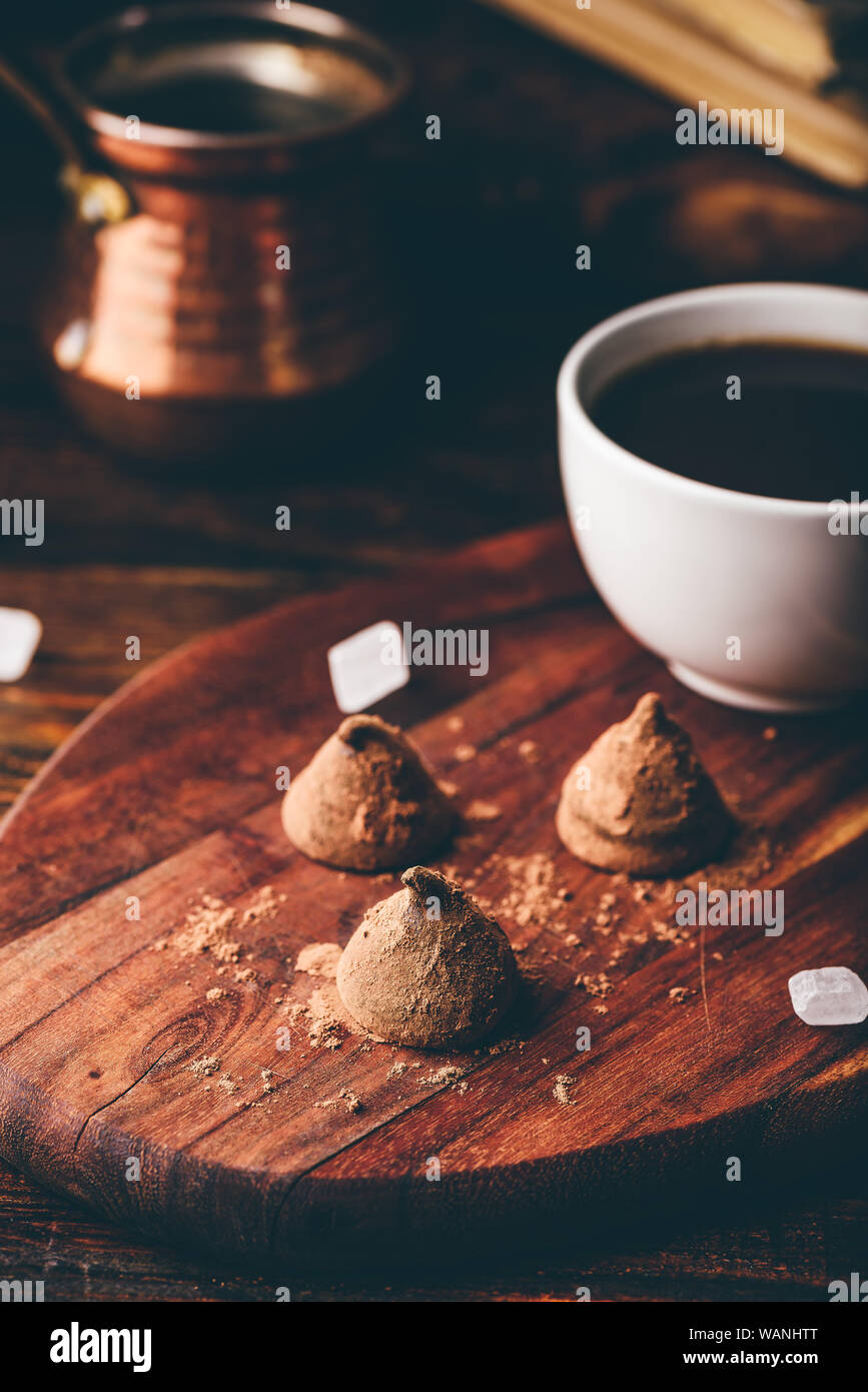 Trufas de chocolate caseras recubierto con café negro Foto de stock