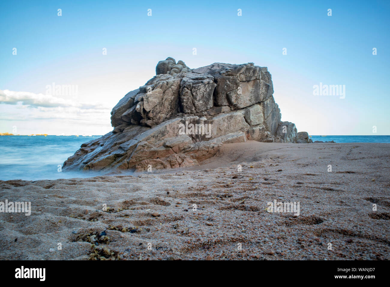 Las rocas al atardecer en el verano del Mediterráneo Foto de stock