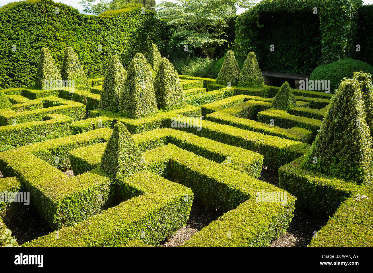 Cuadro formal jardín laberinto en Bourton Casa en Cotswolds dando una apacible tranquilidad a evergreen este jardín inglés REINO UNIDO Foto de stock