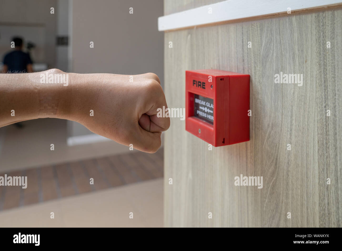 Caja de alarma de incendio con mano humana acción para aplastar el vidrio  para la situación de emergencia Fotografía de stock - Alamy