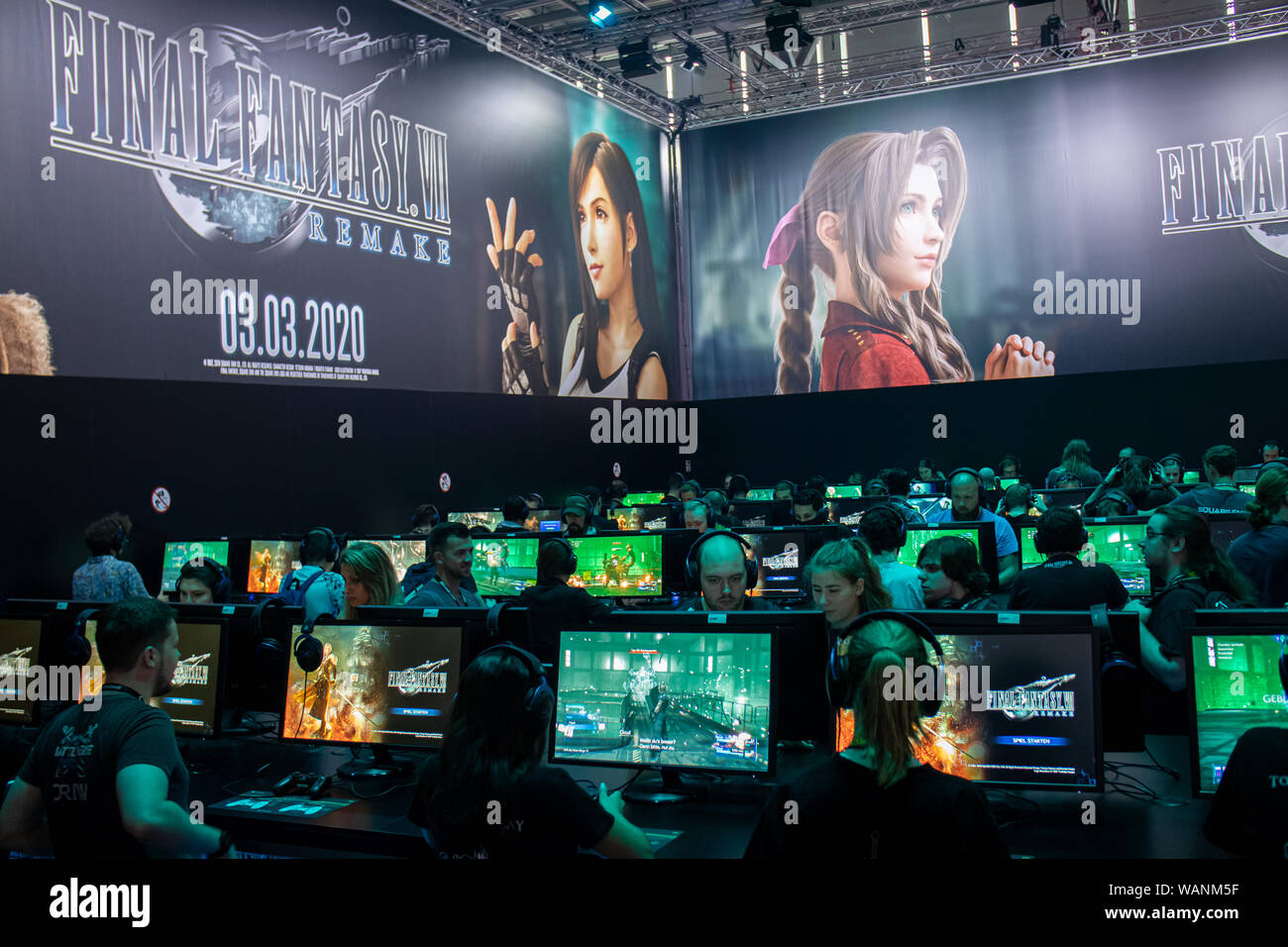 Colonia, Alemania. 20 Aug, 2019. Gamescom 2019: Los visitantes están jugando videojuegos de rol Final Fantasy VII Remake. Gamescom es la feria más grande del mundo de los videojuegos y juegos de ordenador, en el recinto ferial de Colonia en Colonia, Alemania, del 20 al 24 de agosto de 2019. Photocredit: Christian Lademann Foto de stock