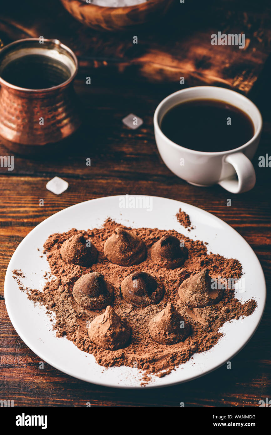 Trufas de chocolate caseras recubierto con café negro Foto de stock