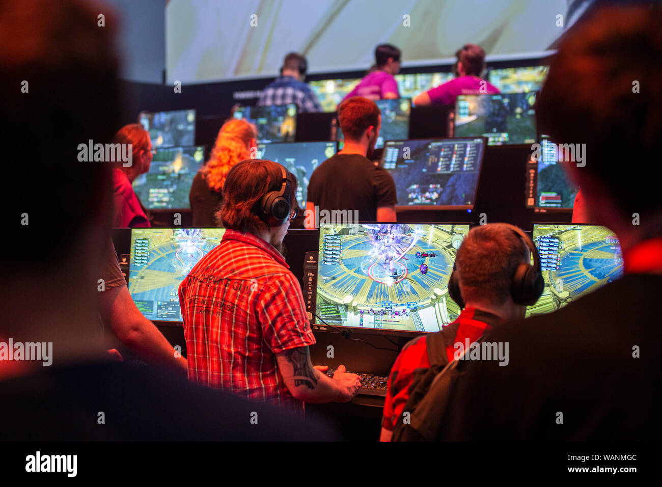 Colonia, Alemania. 20 Aug, 2019. Gamescom 2019: Los visitantes están jugando videojuegos de rol Final Fantasy XIV Online. Gamescom es la feria más grande del mundo de los videojuegos y juegos de ordenador, en el recinto ferial de Colonia en Colonia, Alemania, del 20 al 24 de agosto de 2019. Photocredit: Christian Lademann Foto de stock