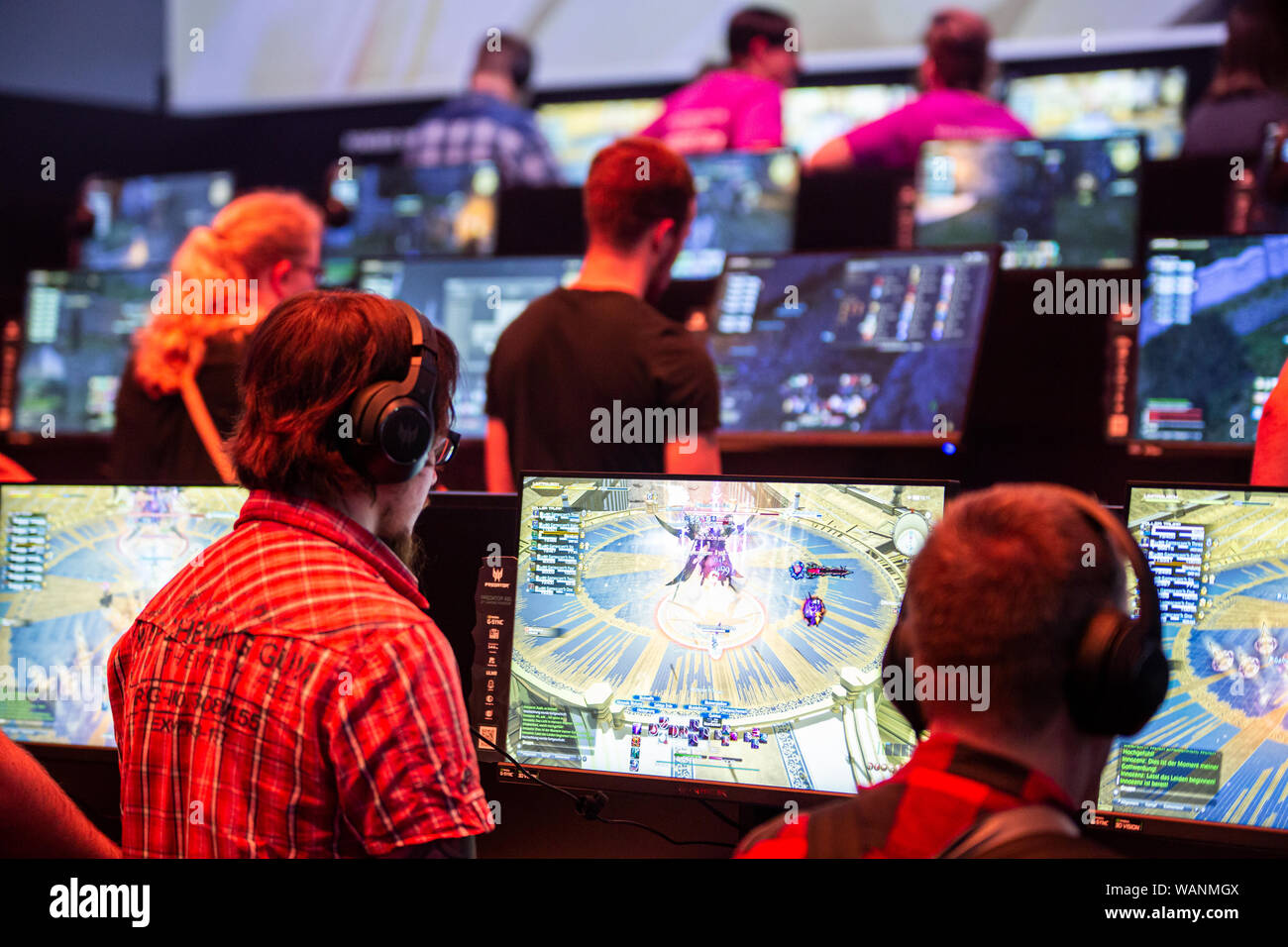 Colonia, Alemania. 20 Aug, 2019. Gamescom 2019: Los visitantes están jugando videojuegos de rol Final Fantasy XIV Online. Gamescom es la feria más grande del mundo de los videojuegos y juegos de ordenador, en el recinto ferial de Colonia en Colonia, Alemania, del 20 al 24 de agosto de 2019. Photocredit: Christian Lademann Foto de stock