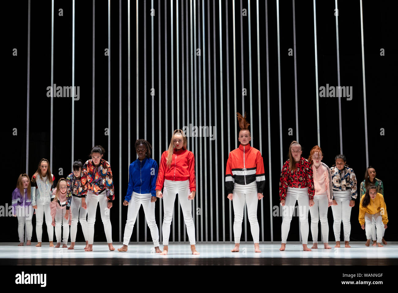 Edimburgo, Escocia, Reino Unido. 21 de agosto de 2019. Foto; jóvenes bailarines locales formando la Scottish ÒSugar ArmyÓ actuando en duro para ser suave: una oración de Belfast por Oona Doherty y Prime Cut Productions en el Teatro Liceo, en el festival internacional de Edimburgo. Difícil ser blando es una pieza de danza que se ve detrás de las máscaras de la violencia y el machismo a la vida interior de Belfast, hombres duros y mujeres fuertes. Emitidos en cuatro episodios, difícil de ser blandos características solos de Doherty misma, un guerrero-como el hip-hop, y un grupo de baile coreografiado wrestling match para un dúo masculino. Iain Masterton/Alamy Live News. Foto de stock