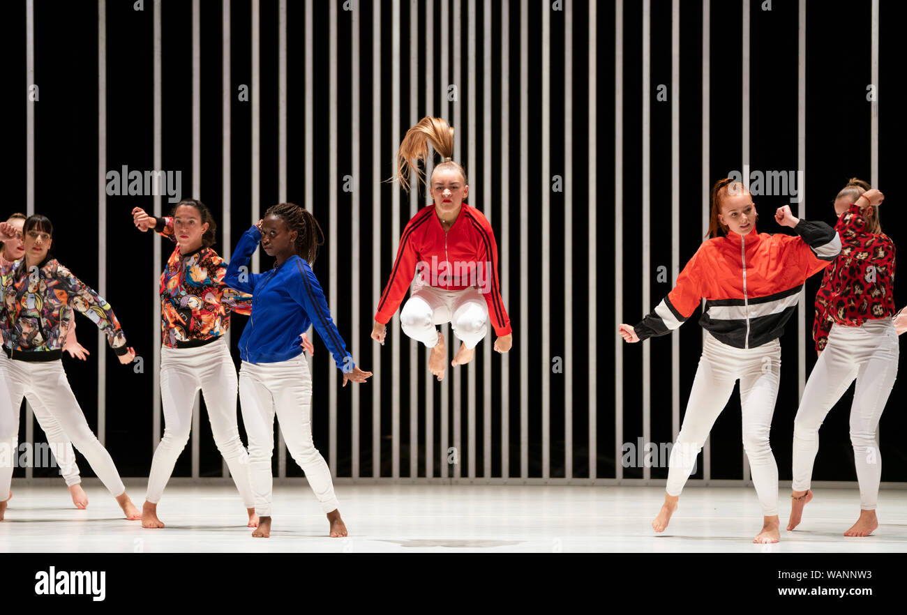 Edimburgo, Escocia, Reino Unido. 21 de agosto de 2019. Foto; jóvenes bailarines locales formando la Scottish ÒSugar ArmyÓ actuando en duro para ser suave: una oración de Belfast por Oona Doherty y Prime Cut Productions en el Teatro Liceo, en el festival internacional de Edimburgo. Difícil ser blando es una pieza de danza que se ve detrás de las máscaras de la violencia y el machismo a la vida interior de Belfast, hombres duros y mujeres fuertes. Emitidos en cuatro episodios, difícil de ser blandos características solos de Doherty misma, un guerrero-como el hip-hop, y un grupo de baile coreografiado wrestling match para un dúo masculino. Iain Masterton/Alamy Live News. Foto de stock