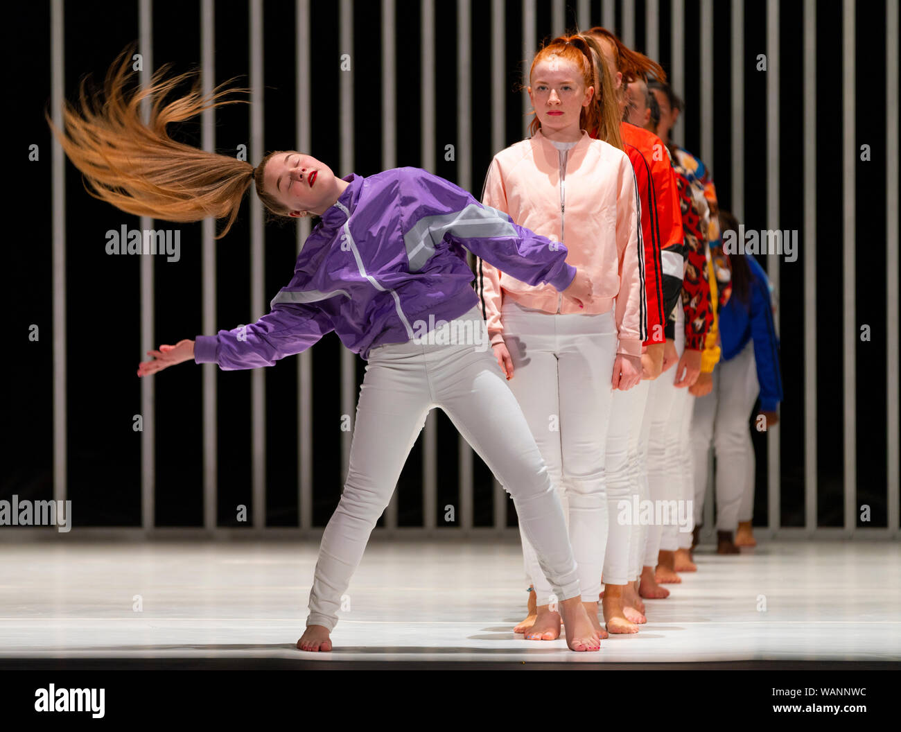Edimburgo, Escocia, Reino Unido. 21 de agosto de 2019. Foto; jóvenes bailarines locales formando la Scottish ÒSugar ArmyÓ actuando en duro para ser suave: una oración de Belfast por Oona Doherty y Prime Cut Productions en el Teatro Liceo, en el festival internacional de Edimburgo. Difícil ser blando es una pieza de danza que se ve detrás de las máscaras de la violencia y el machismo a la vida interior de Belfast, hombres duros y mujeres fuertes. Emitidos en cuatro episodios, difícil de ser blandos características solos de Doherty misma, un guerrero-como el hip-hop, y un grupo de baile coreografiado wrestling match para un dúo masculino. Iain Masterton/Alamy Live News. Foto de stock