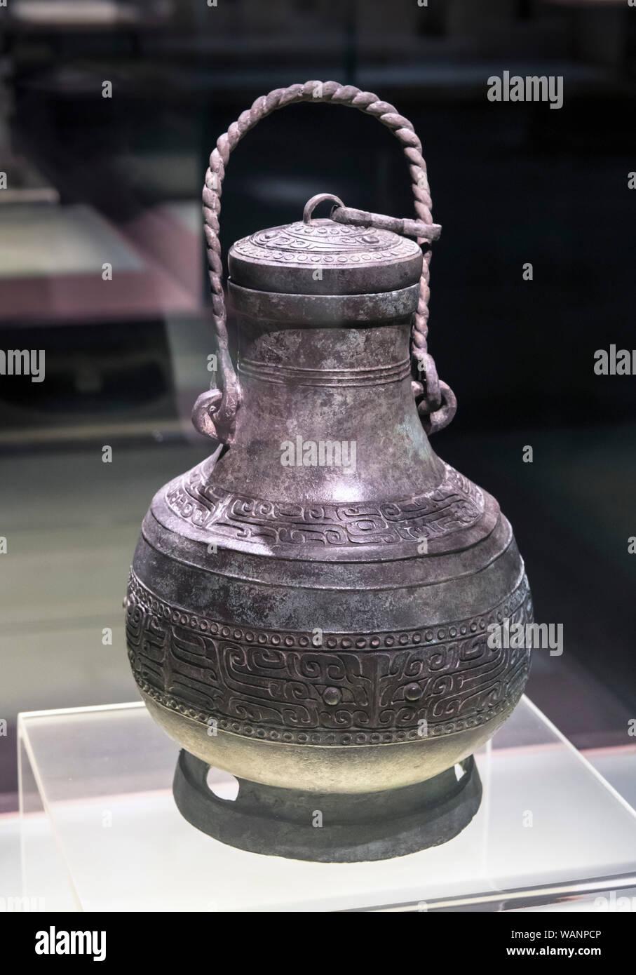 Bronce chino-ware. Vaso de vino (HU) con diseño de máscara animal, a mediados de la Dinastía Shang (15ª-13ª siglo AC) Foto de stock