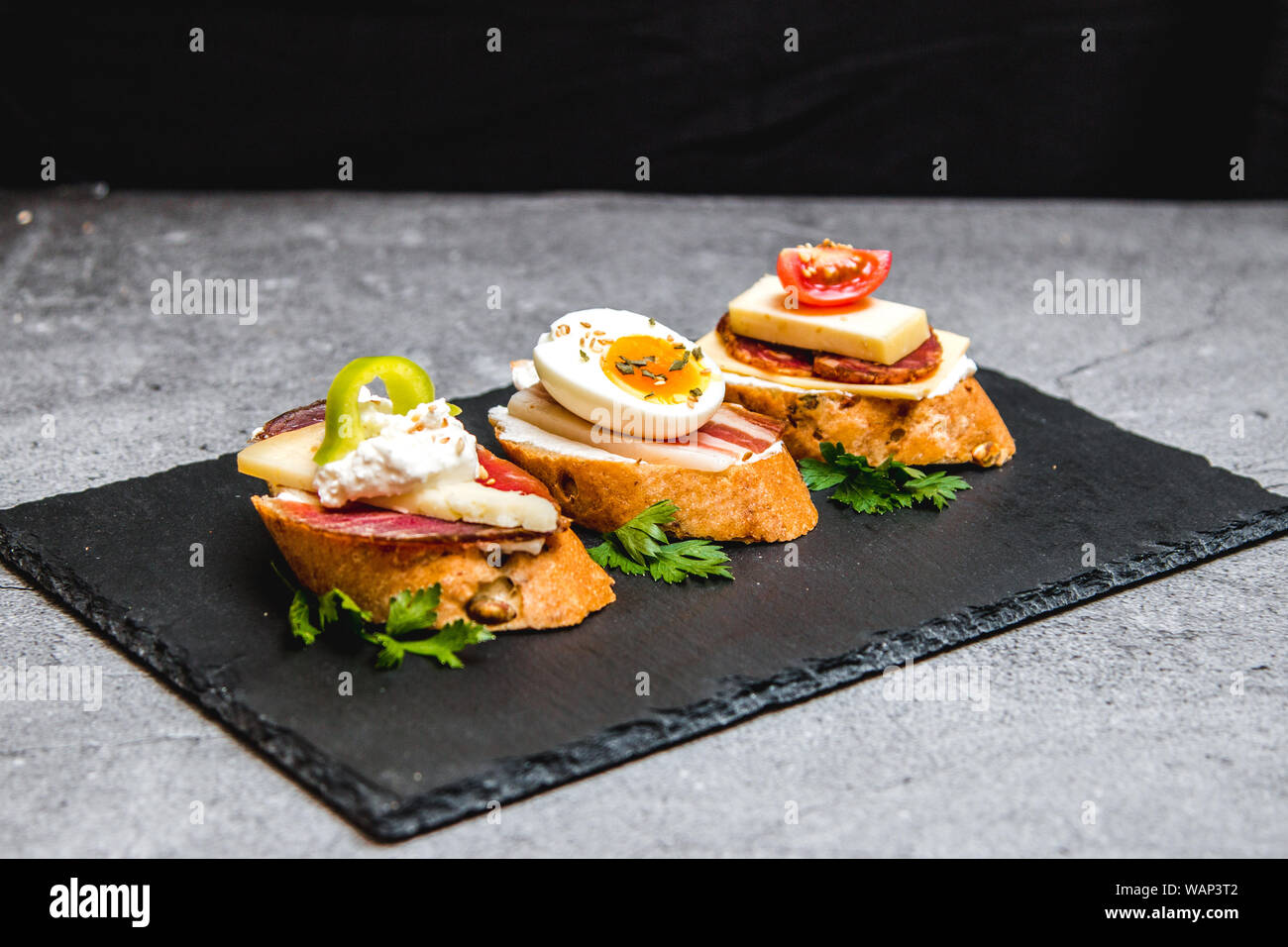 Tres bruschettes para brunch familiar Foto de stock