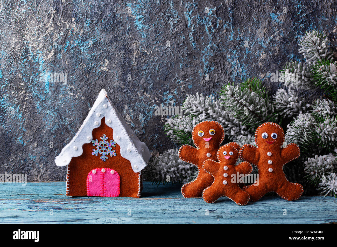 Decoracion De Navidad Juguete En Forma De Galleta De Jengibre De Fieltro Fotografia De Stock Alamy
