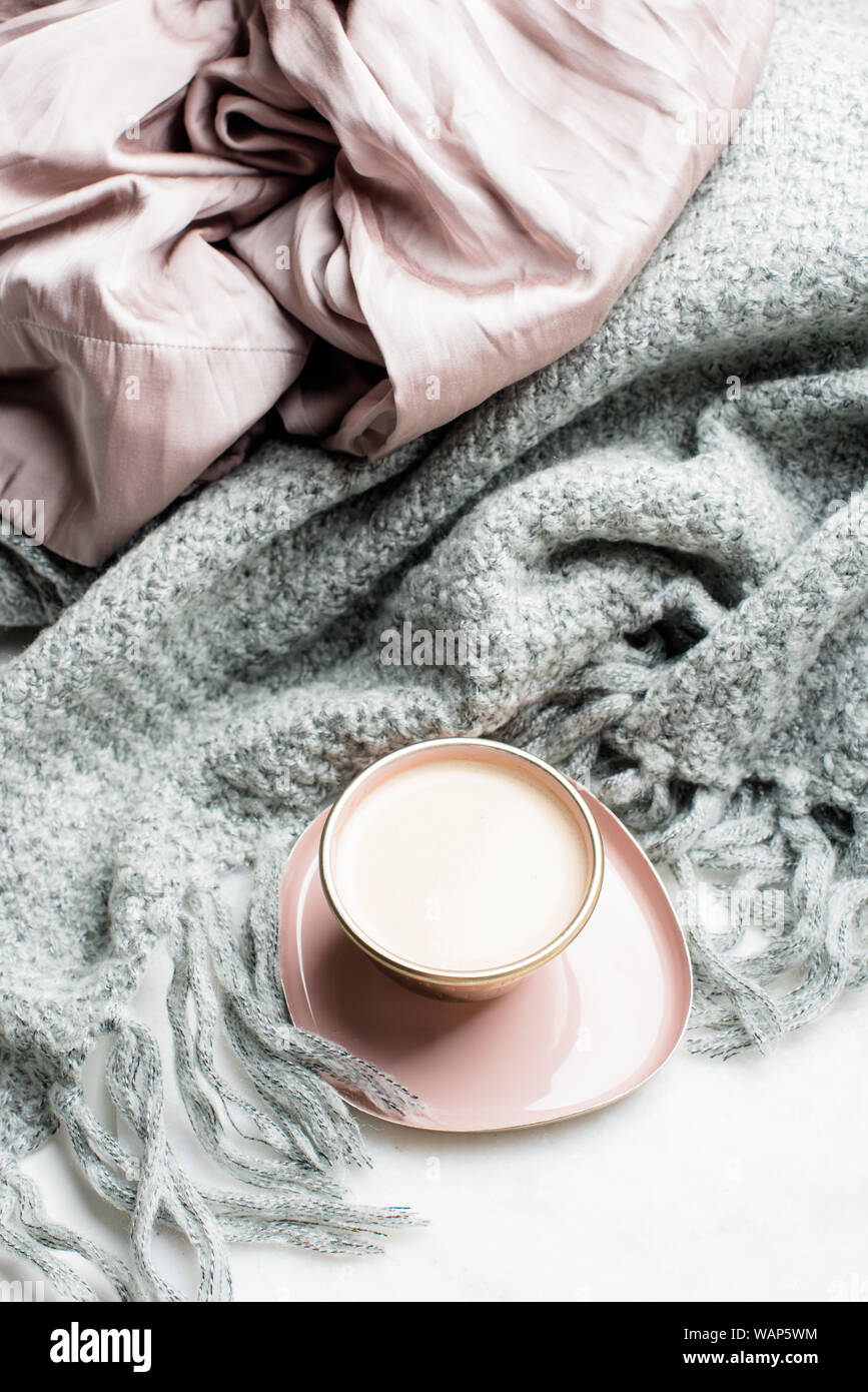 Hermoso esmaltado en taza de café con rosa de seda y cobija tejida  Fotografía de stock - Alamy