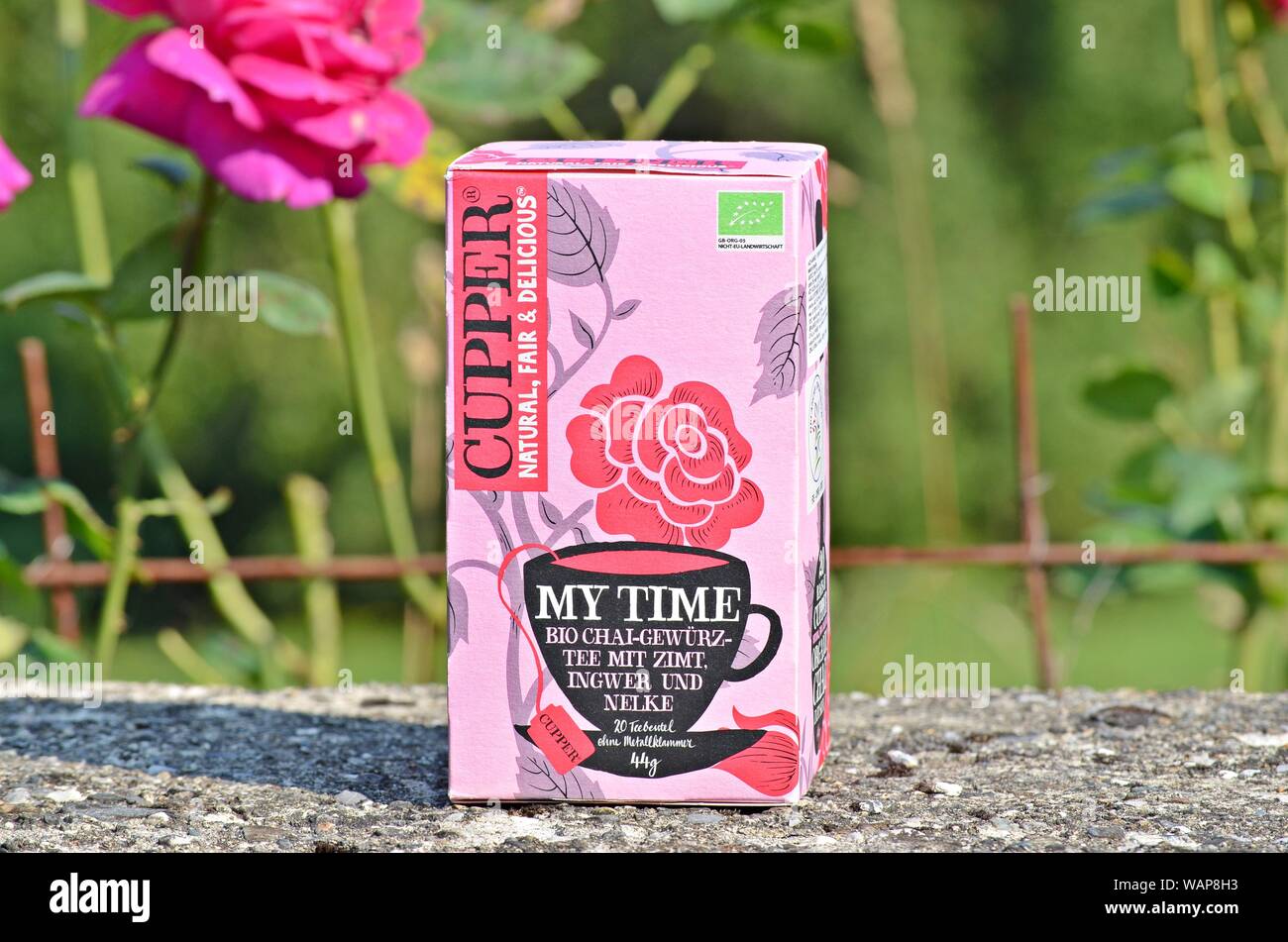 Embalaje de cobre 'Mi tiempo' Tea mezcla de canela, jengibre, cardamomo y clavo, fotografiado en una valla, muro de hormigón en una aldea de Montenegro Foto de stock