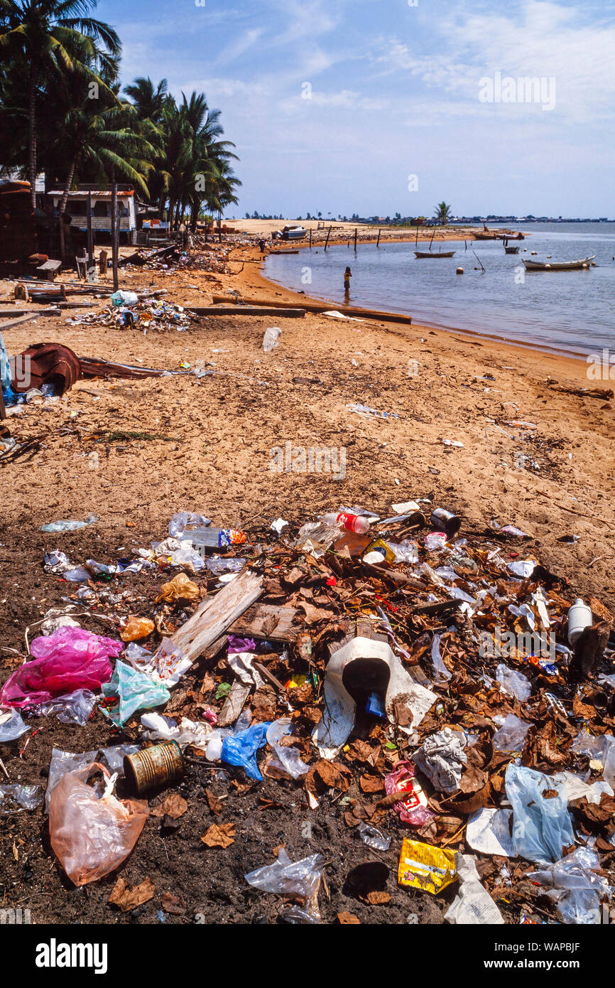 Contaminación, Trennganu tropical en la playa, en la costa oriental de Malasia Foto de stock