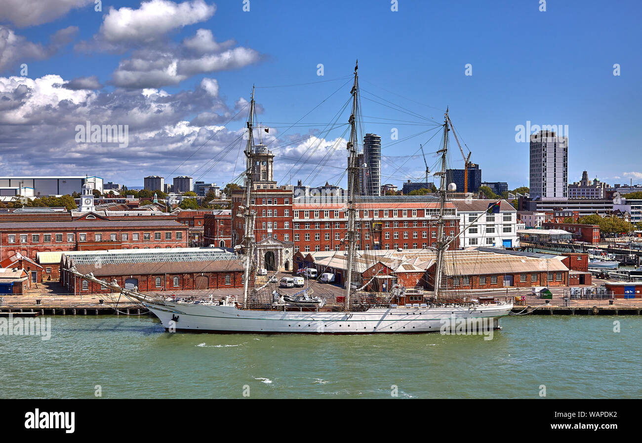 Portsmouth Harbour es un gran puerto natural en Hampshire, Inglaterra. Es  mejor conocido como el hogar de la Royal Navy, HMNB Portsmouth Fotografía  de stock - Alamy