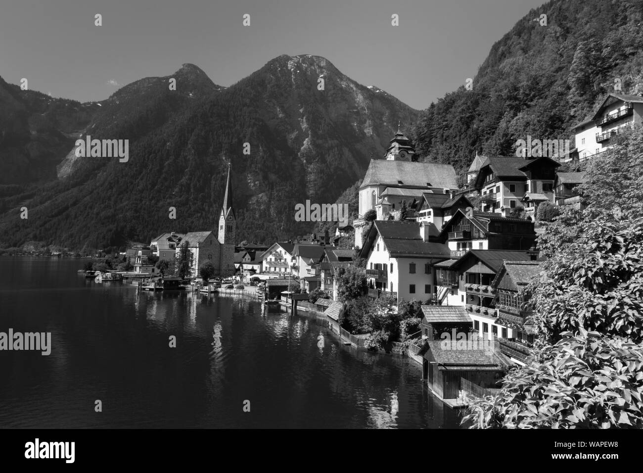 Hallstatt pequeña ciudad como postal Vista sobre lago Foto de stock