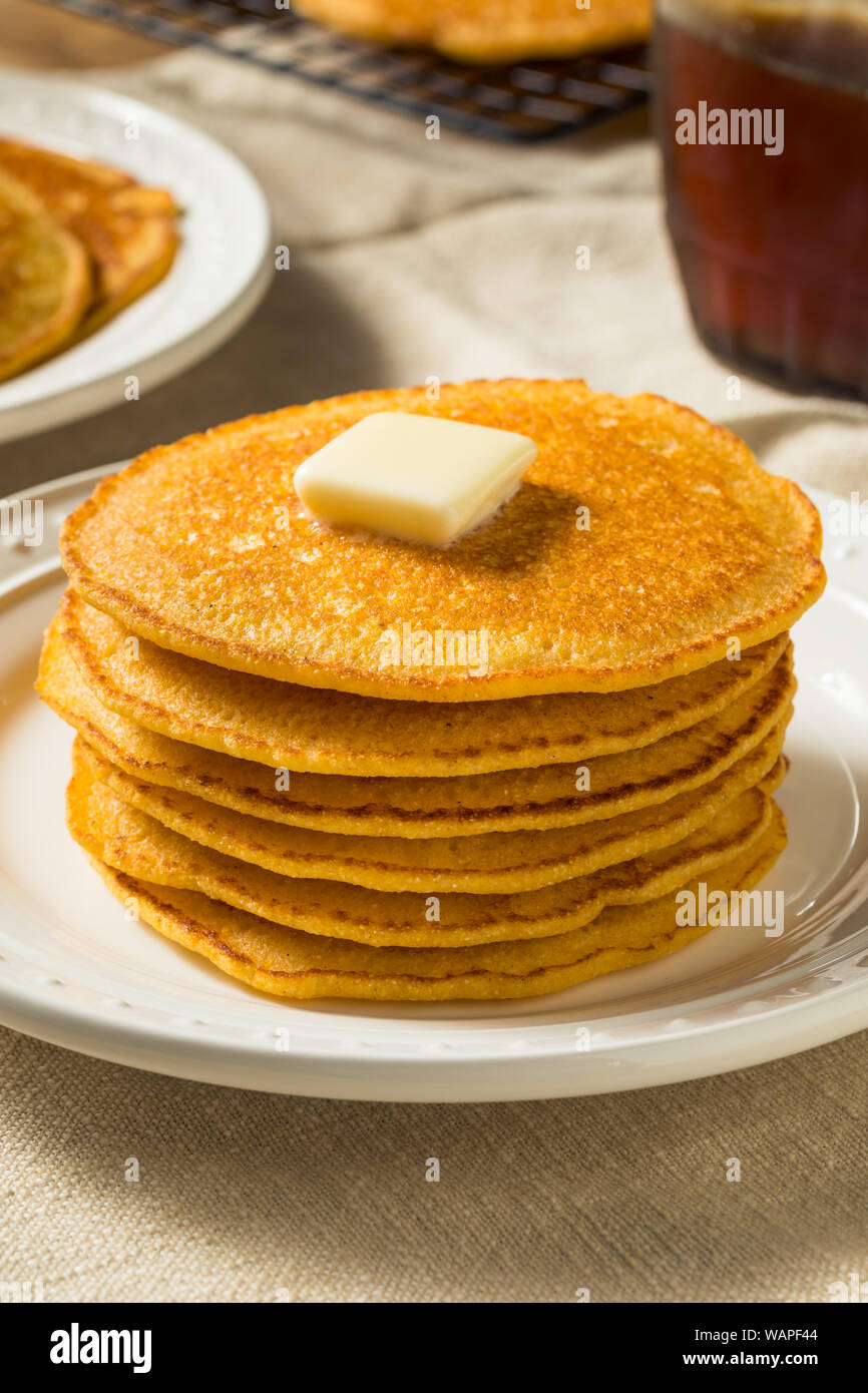 Johnny tortas caseras de harina de maíz con mantequilla y almíbar