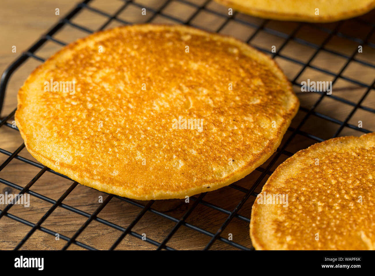 Johnny tortas caseras de harina de maíz con mantequilla y almíbar