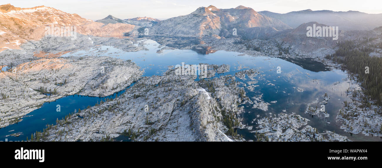 La pintoresca Sierra Nevada en California se compone de 100 millones de años, que eran de granito esculpidas por los glaciares a lo largo de tiempo geológico. Foto de stock