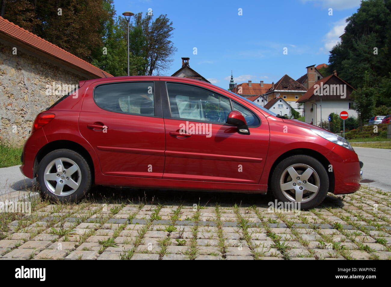 Skofja Loka, Eslovenia - Agosto 7, 2017: Peugeot 207 estacionado en un parking público en la ciudad de Skofje Loka. Nadie en de vehículo. Foto de stock