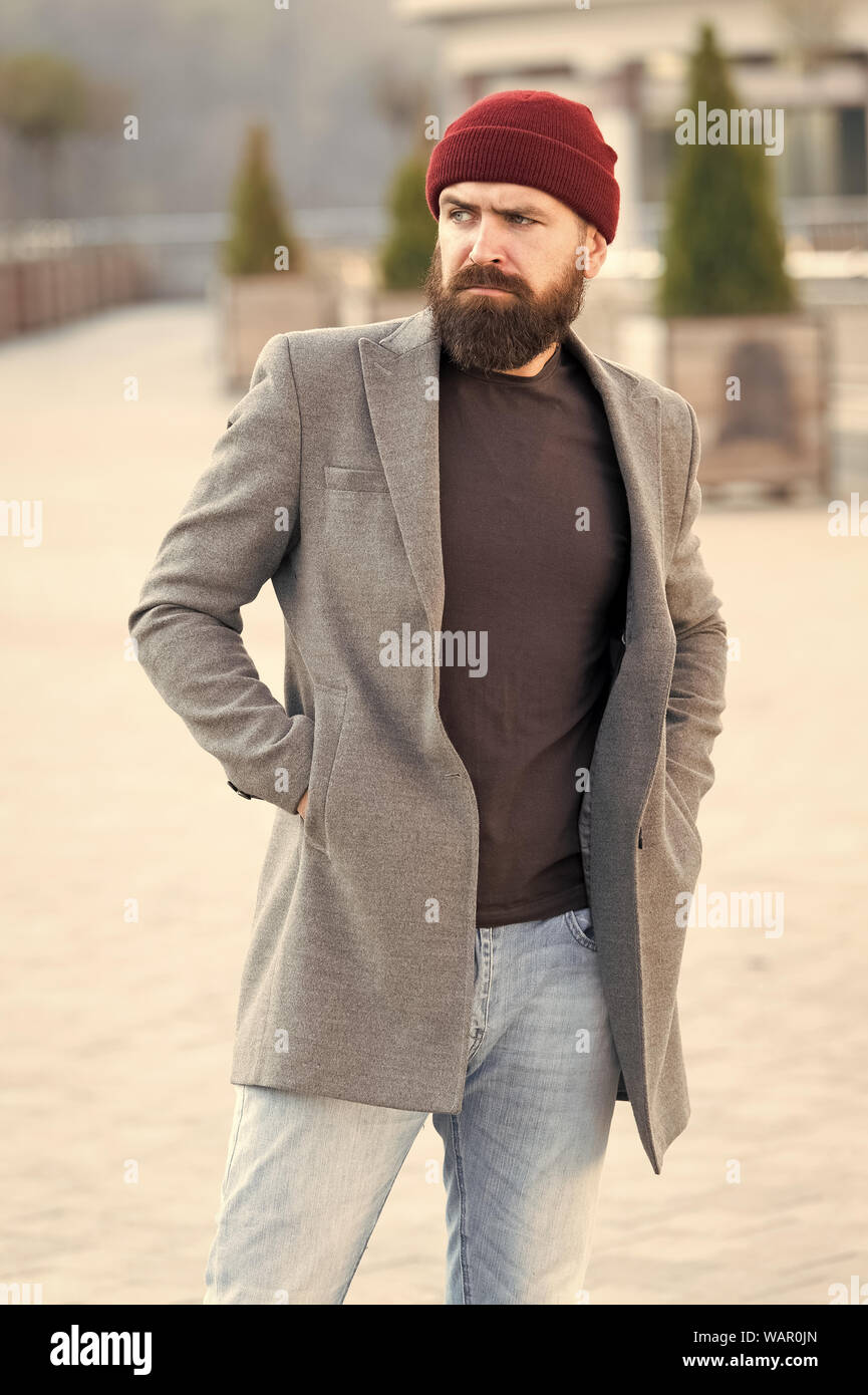 Hipster traje y sombrero accesorio. Ropa casual de temporada de primavera.  Ropa y concepto de moda masculina. El hombre barbado hipster moda elegante  abrigo y sombrero. Ropa cómoda. Cómodo con su estilo