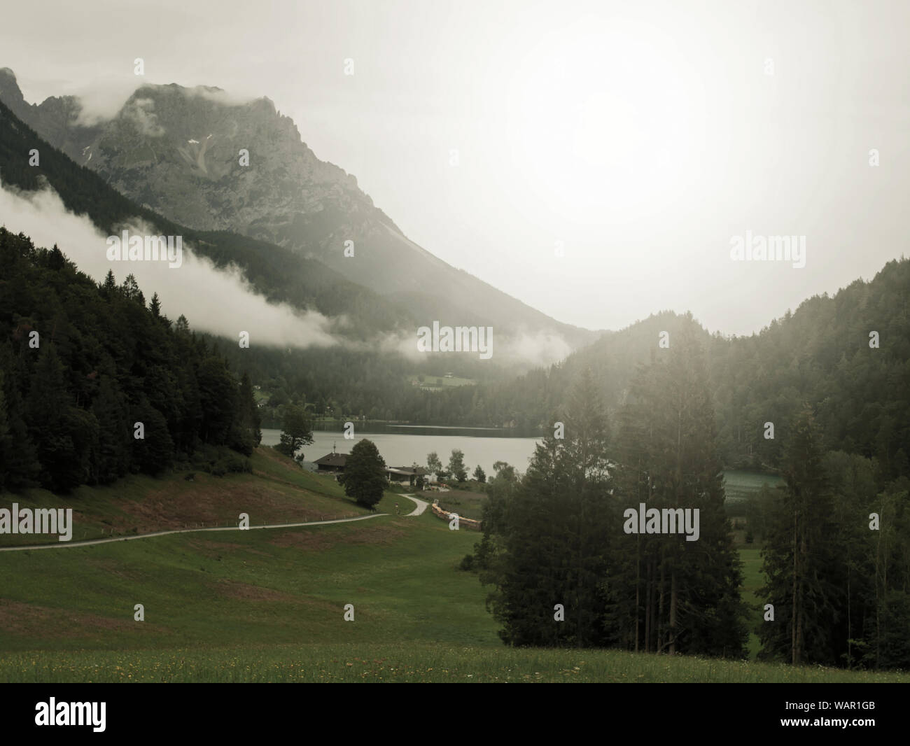 Paisaje con montañas y lago en Austria - Europa Foto de stock