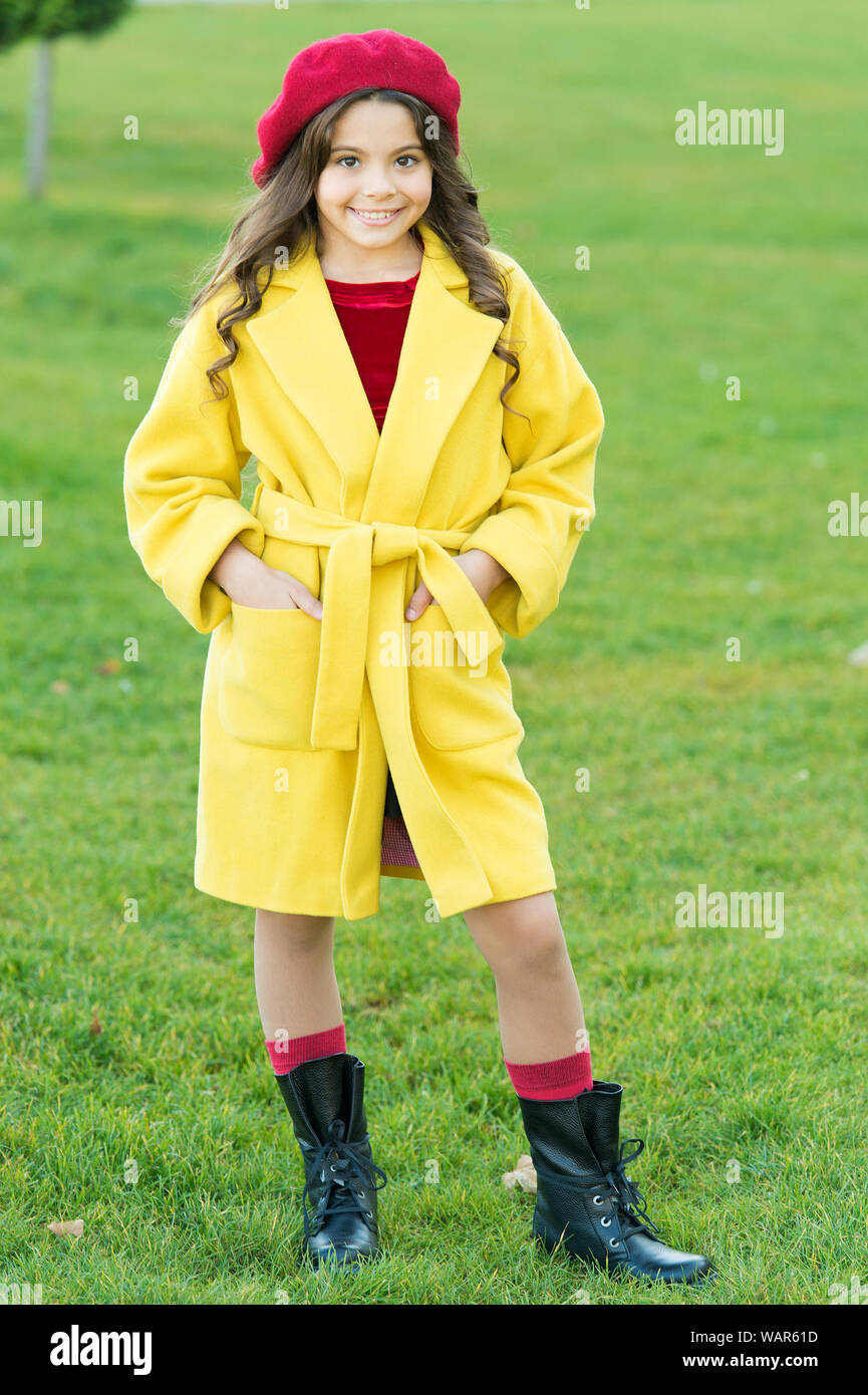Escudo de fantasía. Abrigo clásico no tiene que ser aburrido pero pegada a  la escala de tonos cálidos, infravalorados. Niña modelo moda vestir de  amarillo abrigo de lana. Niño en ropa de