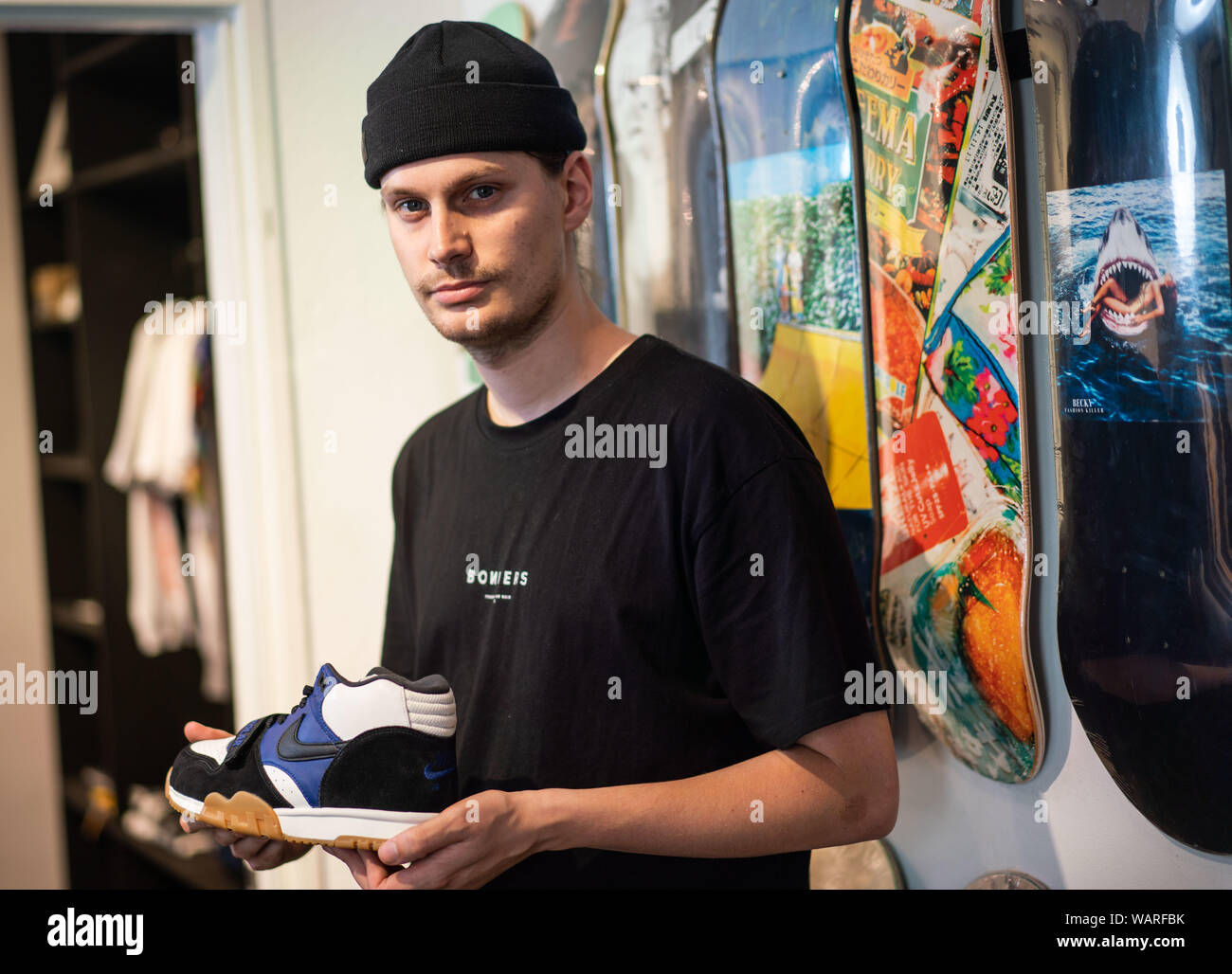 19 de agosto de 2019, Hesse, Frankfurt/Main: Martin Schreiber está en su  tienda "delirante" en Sachsenhausen, donde vende skateboards, ropa y  zapatillas. Cuando venden zapatillas en ediciones limitadas para  coleccionistas, el empresario