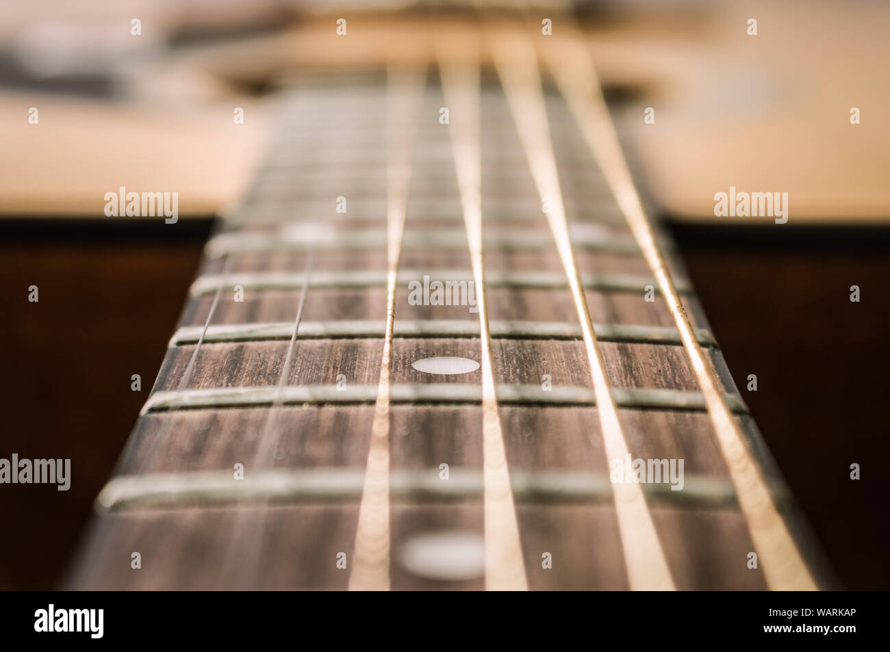 Diapasón y taracea de madera marrón 6 cuerdas de guitarra acústica en vista  de zoom Fotografía de stock - Alamy
