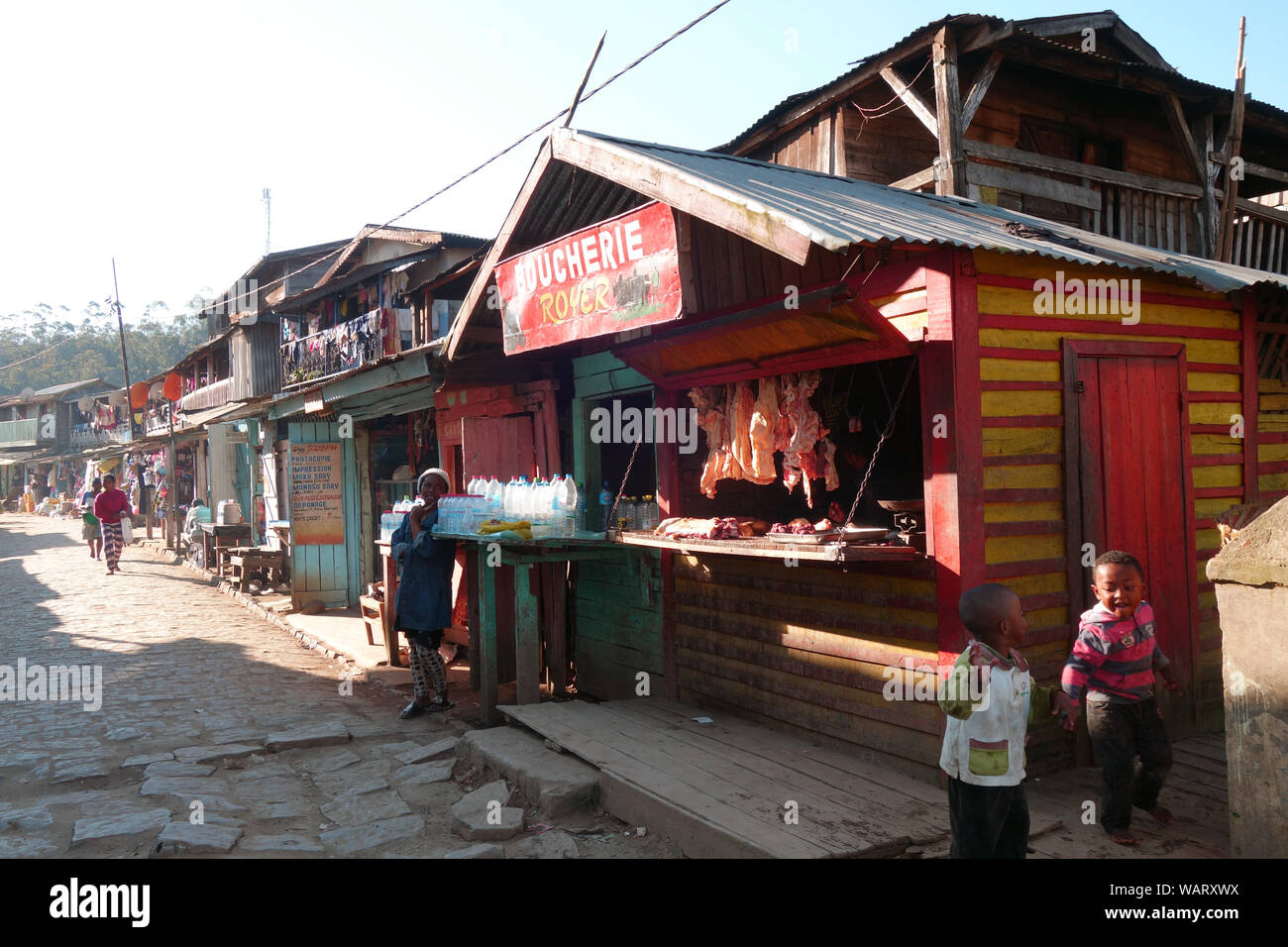 Carnicería en la calle principal de Andasibe, Madagascar. Sin PR o MR Foto de stock