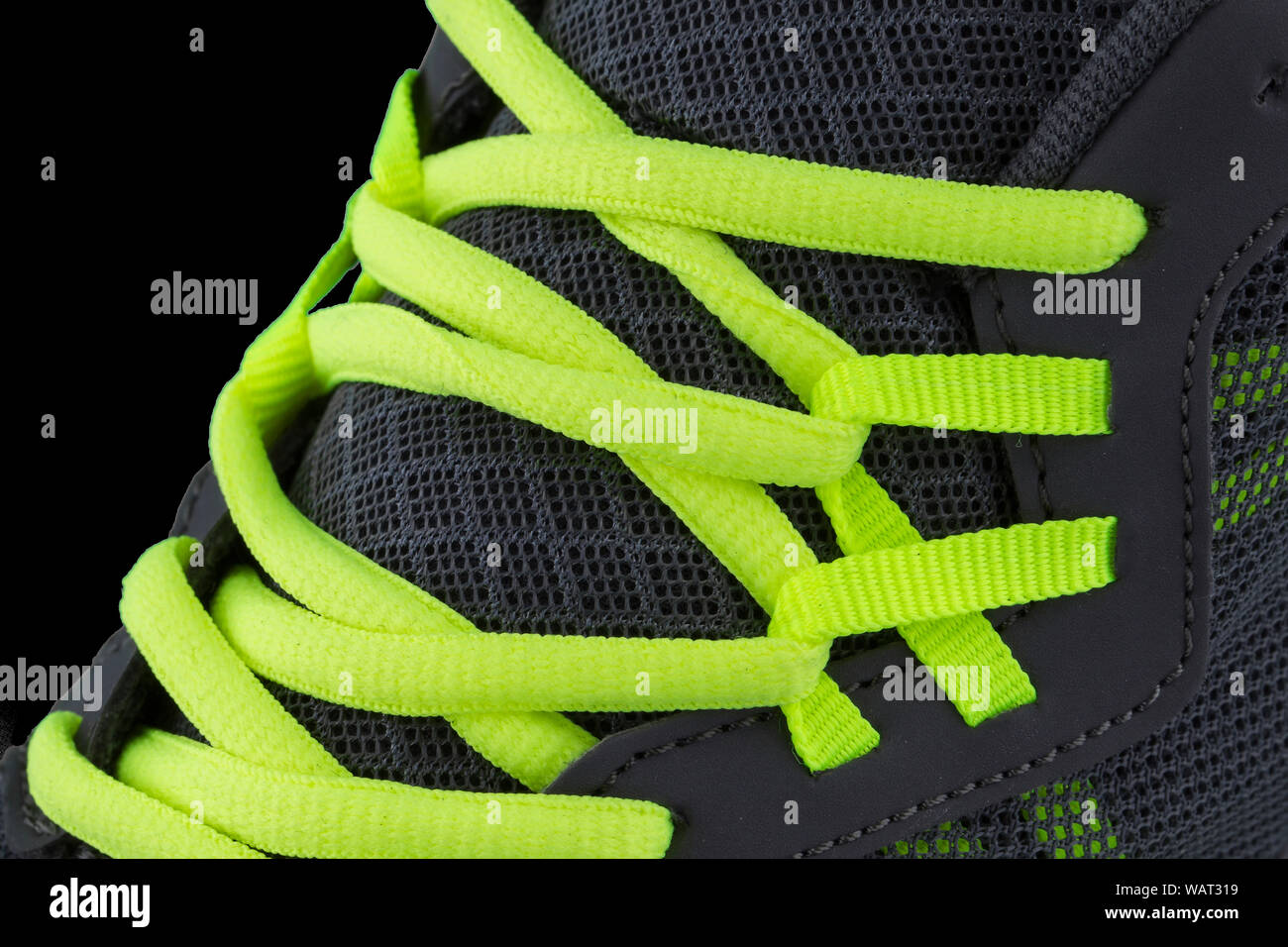 Fragmento de la Zapatilla negra con cordones verdes cerca. Textura de  zapatillas Fotografía de stock - Alamy