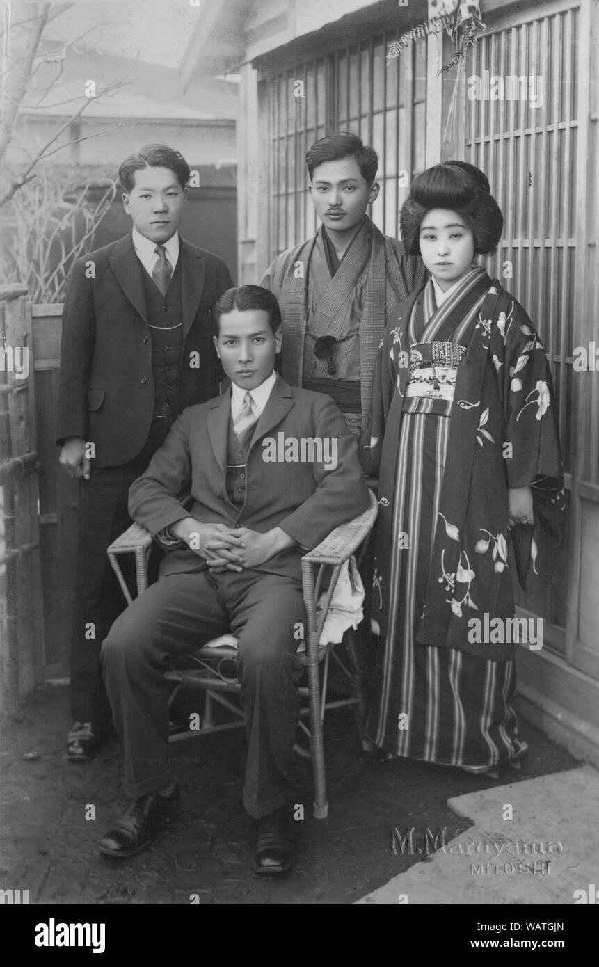 Kimono japones hombre Imágenes de stock en blanco y negro - Alamy