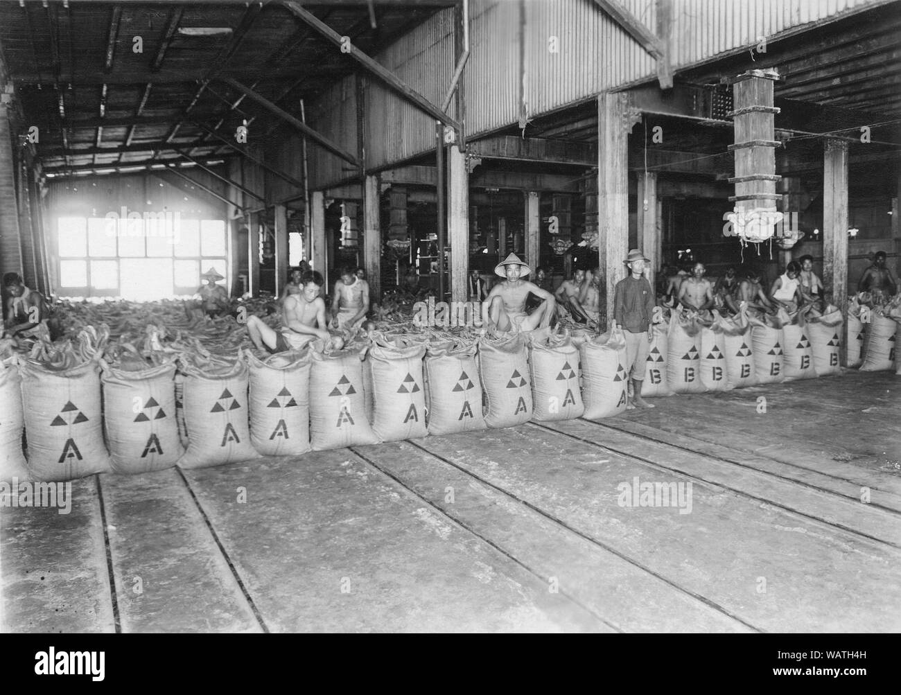 1930 ] Fábrica Kaohsiung Taiwan - - Los trabajadores de una fábrica en  Takao, Puerto de Formosa, ahora conocida como Kaohsiung en el sur de Taiwán.  La zona estaba bajo jurisdicción