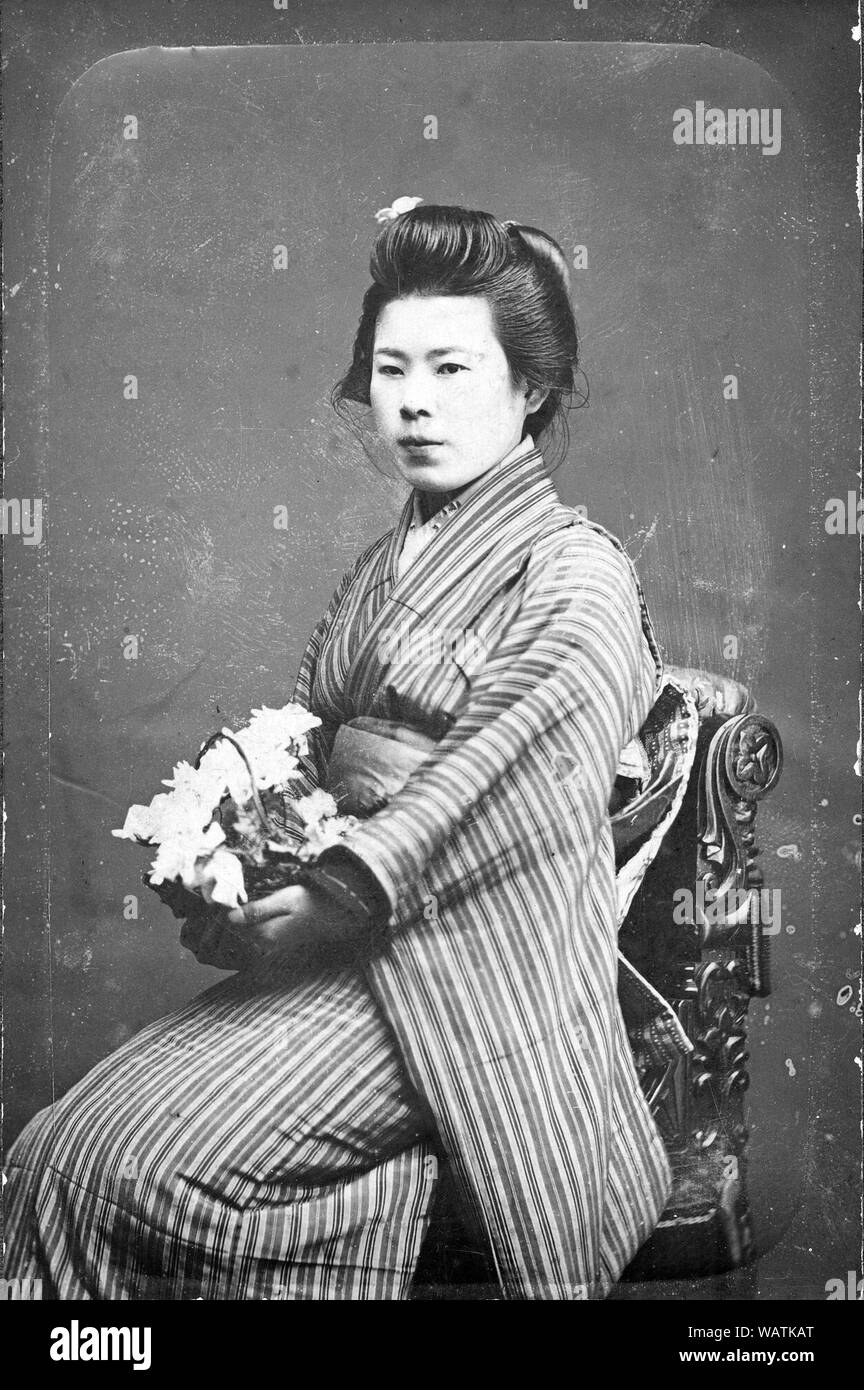 [ 1890 Japón - Mujer japonesa en Kimono ] - jovencita japonesa en kimono tradicional y peinado. Vintage del siglo xix imprimir. Foto de stock