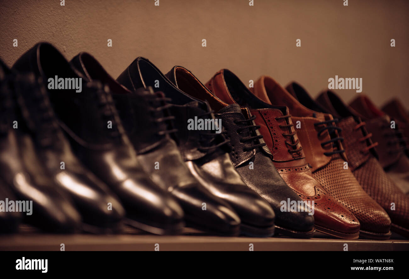 Colección de zapatos de cuero marrón y negro en la estantería. Mens zapatos  en exhibición en la tienda. El calzado de moda y estilo. Compras en Viernes  negro y venta Fotografía de